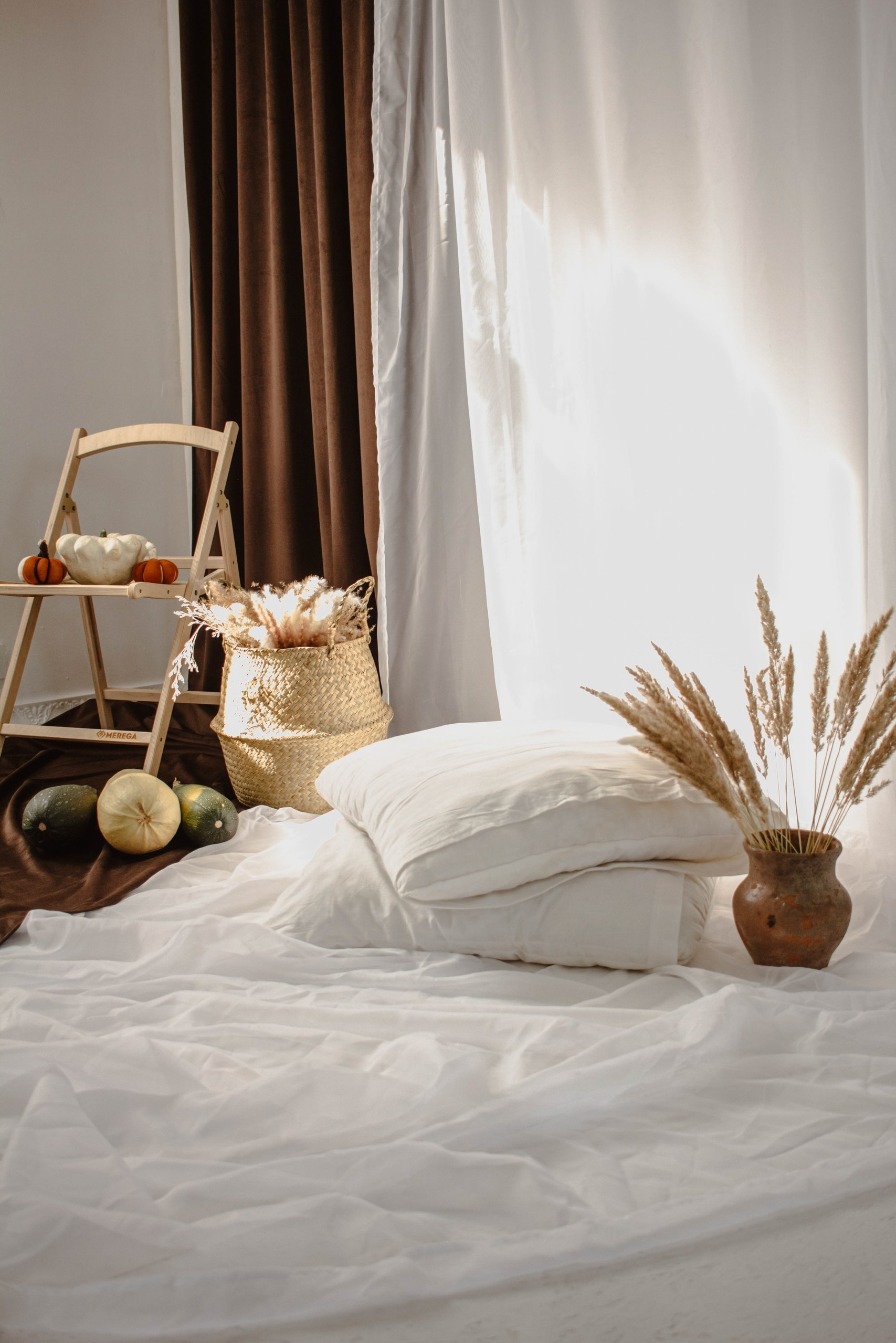 Фотостудия с осенним оформлением в городе Туринске : осенняя фотозона .