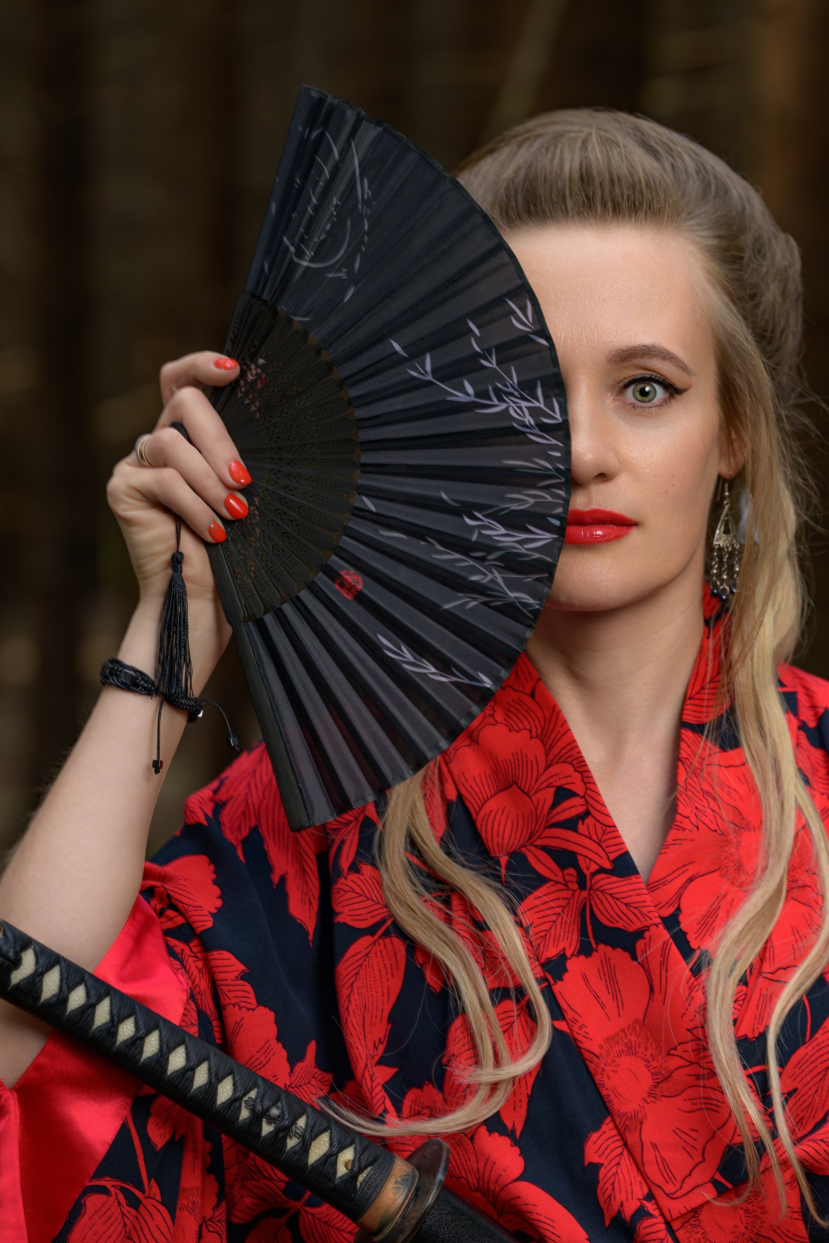 Портрет Девушки в красном кимоно с чёрным веером