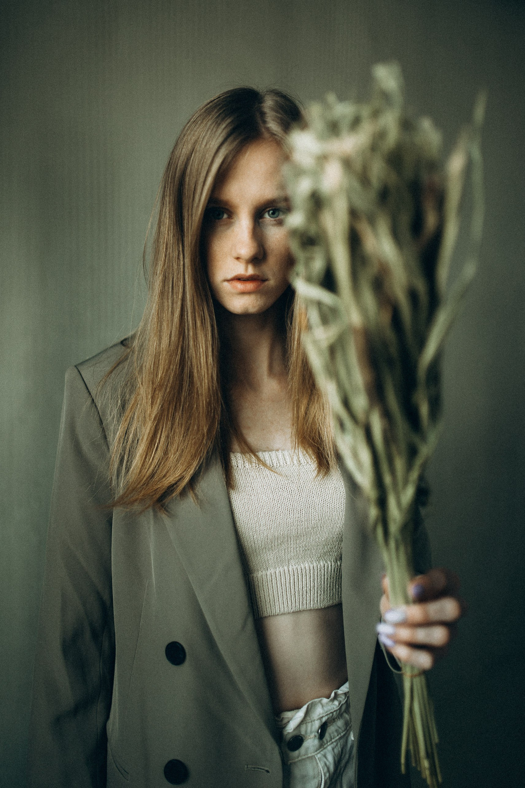 Мужской фотограф в Новосибирске. Крупный портрет в стиле low key (низкий ключ). Авторская фотосессия в студии.