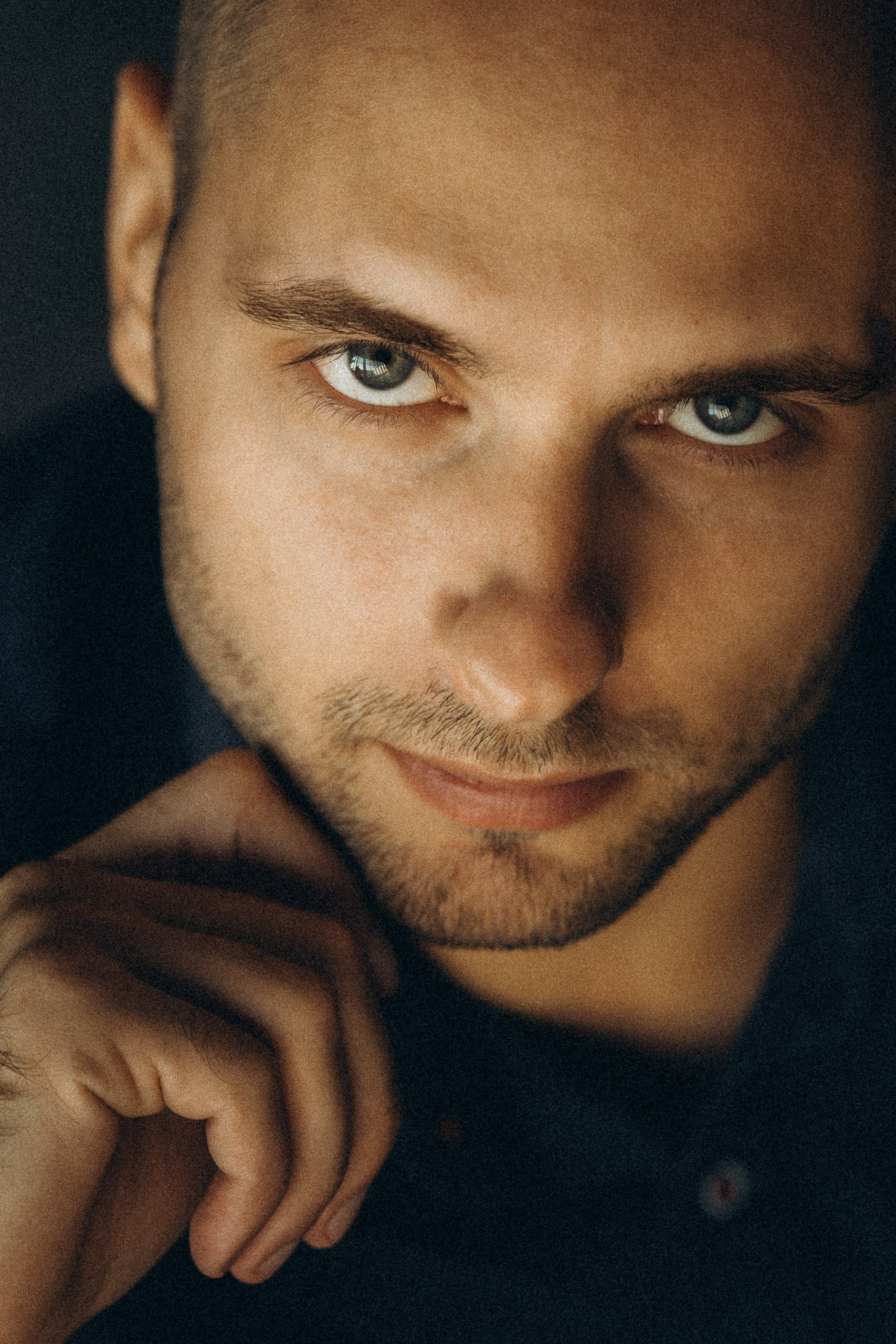 Услуги фотографа в Новосибирске. Студийный женский портрет в светлых тонах с естественным светом. Профессиональная съемка.