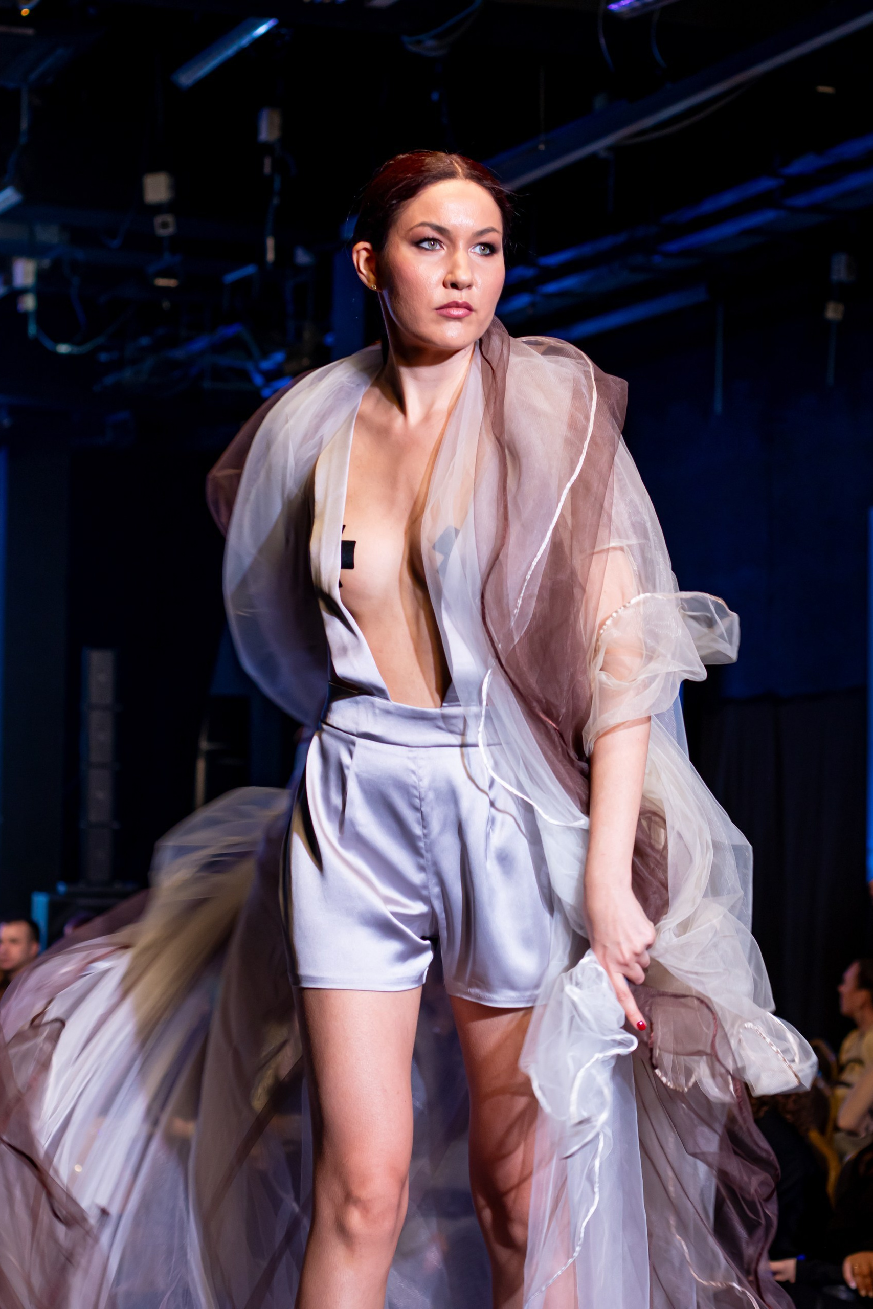 Модель на подиуме в образе с полупрозрачным плащом на фестивале «Модная волна» — fashion-показ, Москва, фотограф Карасёва Елена