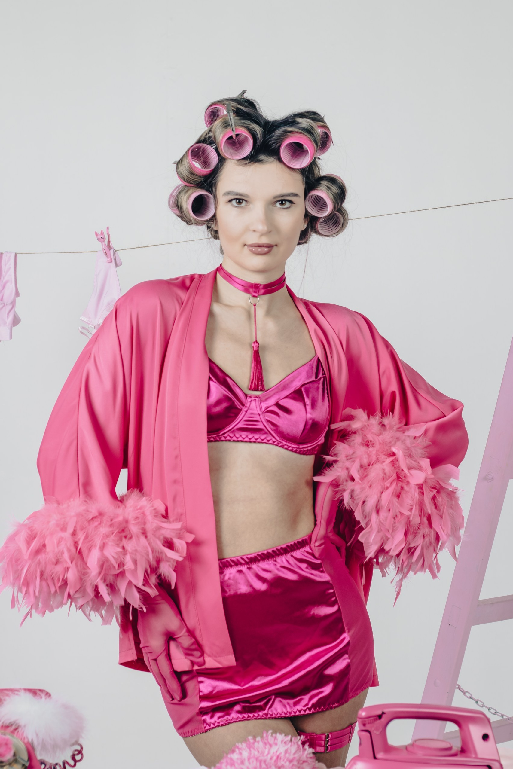 Яркая фэшн-съёмка в розовых оттенках, динамичный портрет, фотограф Карасёва Елена