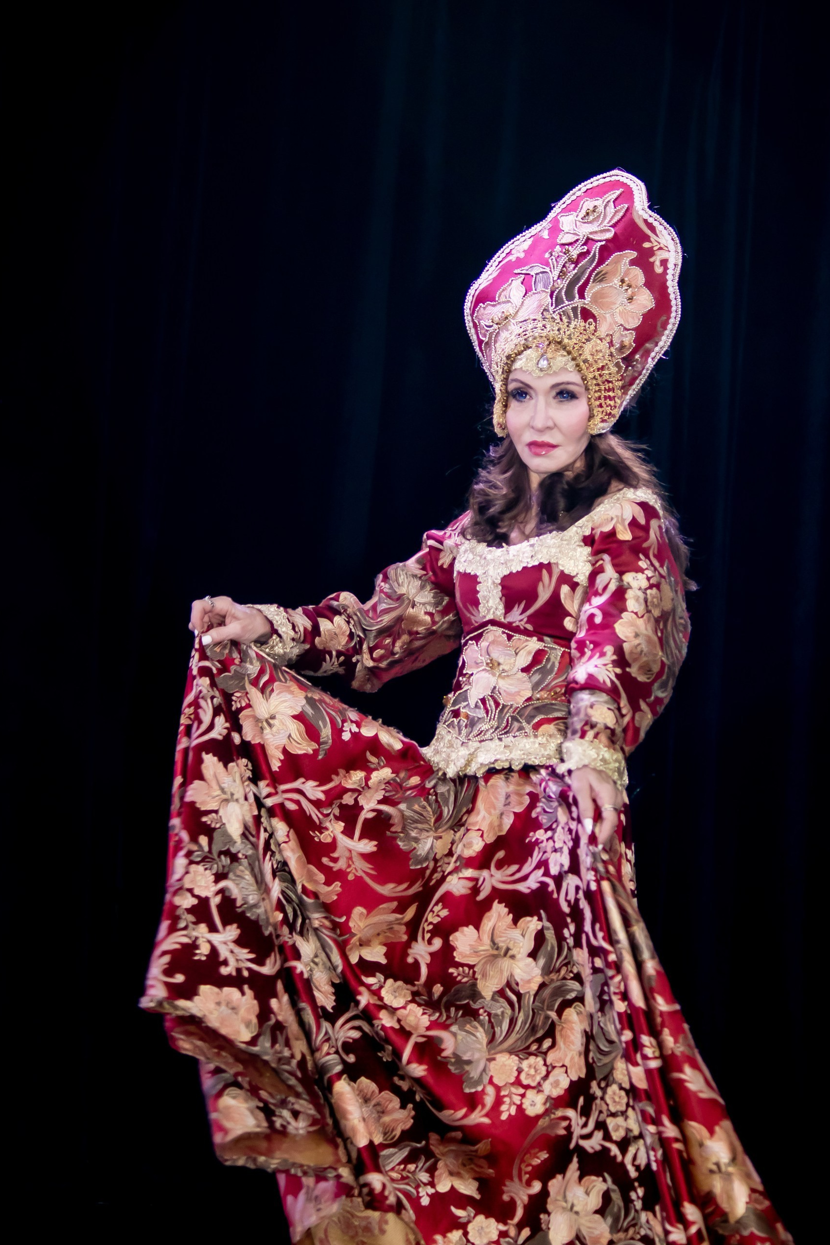 Модель в бархатном сценическом костюме на подиуме — фотограф Карасёва Елена