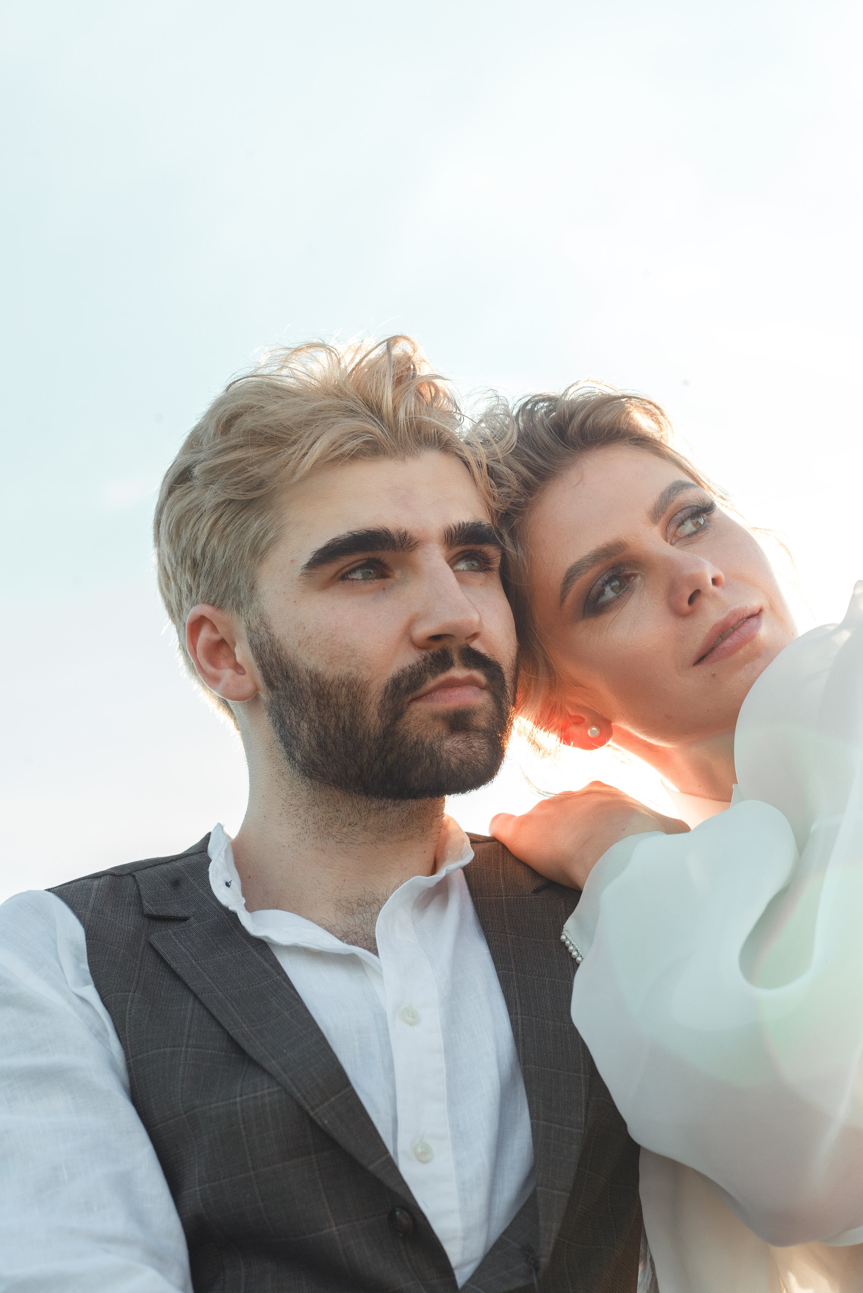 Стилизованная фотосессия молодой пары на закате