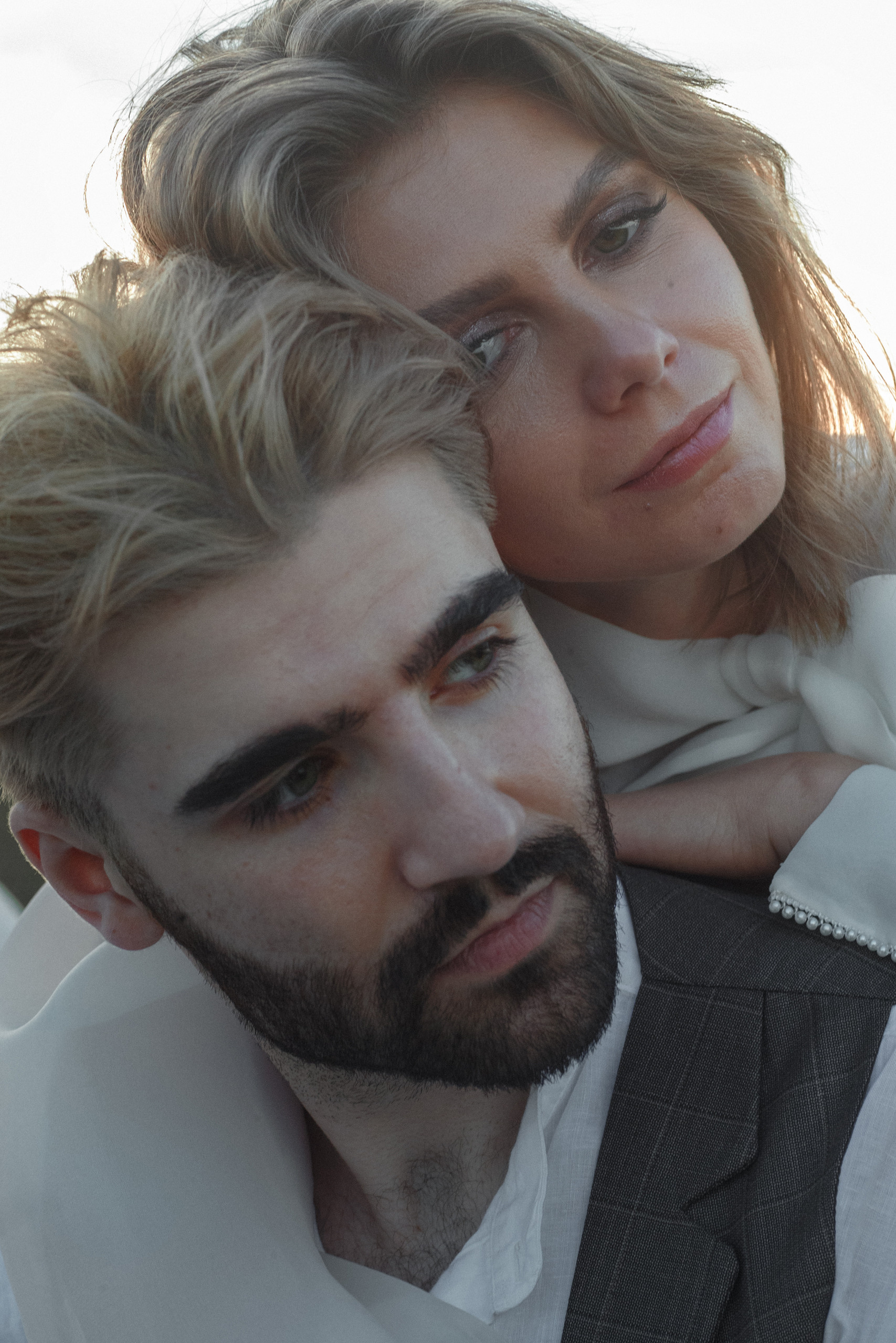 Стилизованная фотосессия молодой пары на закате