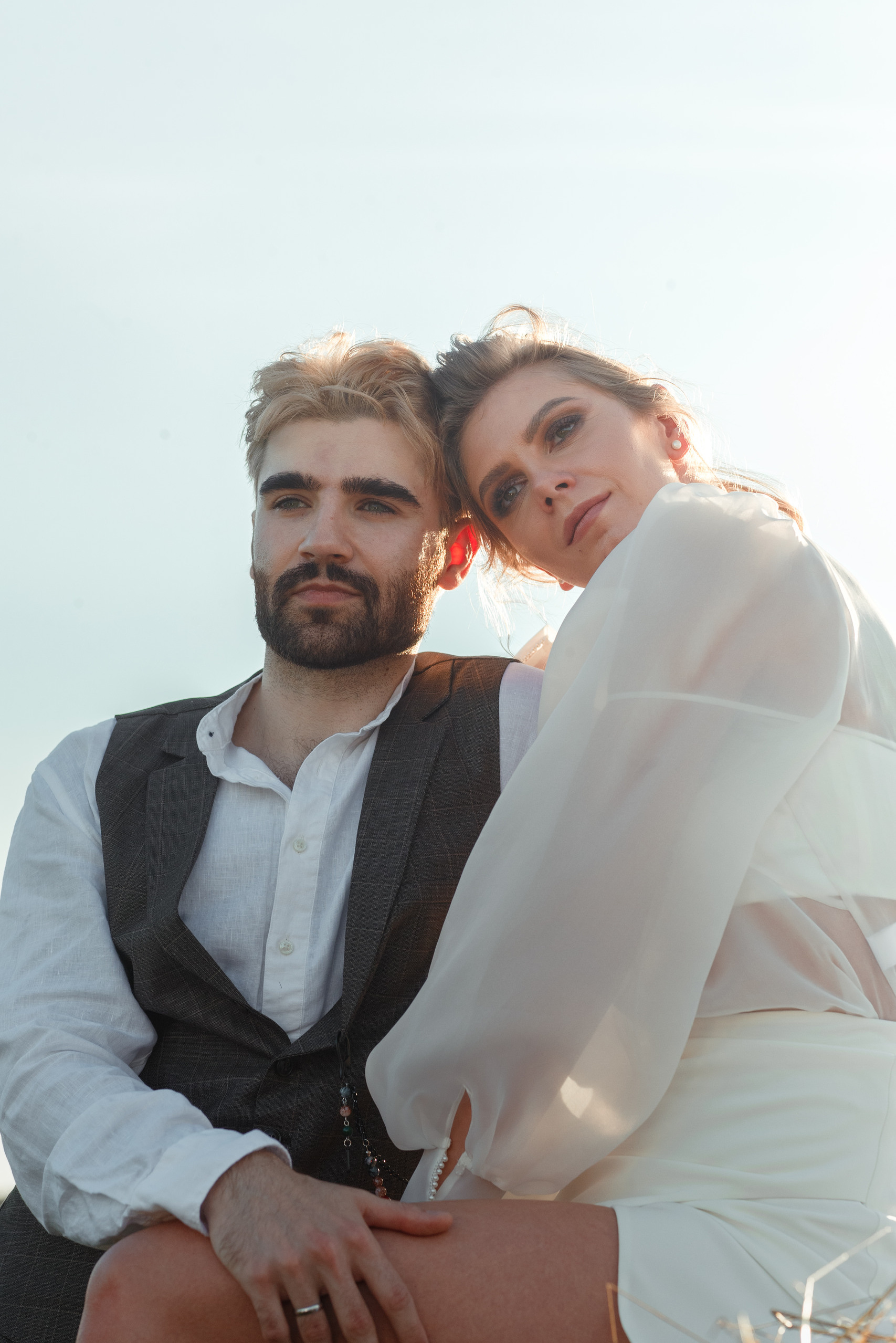 Стилизованная фотосессия молодой пары на закате