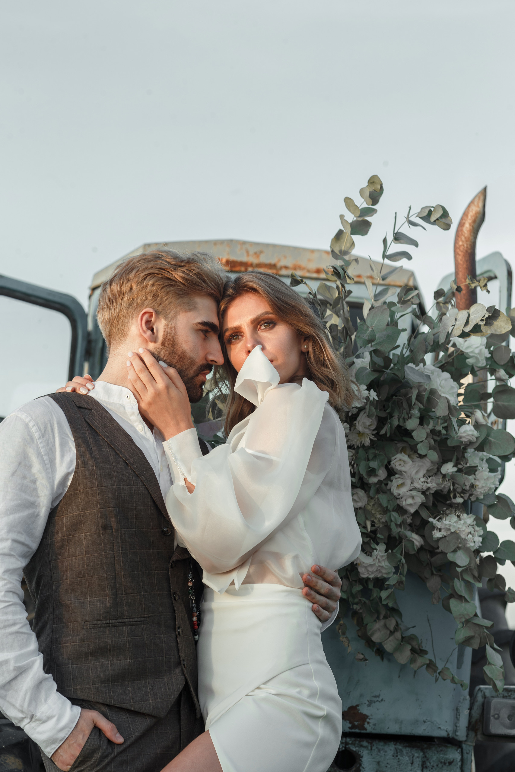 Стилизованная фотосессия молодой пары на закате