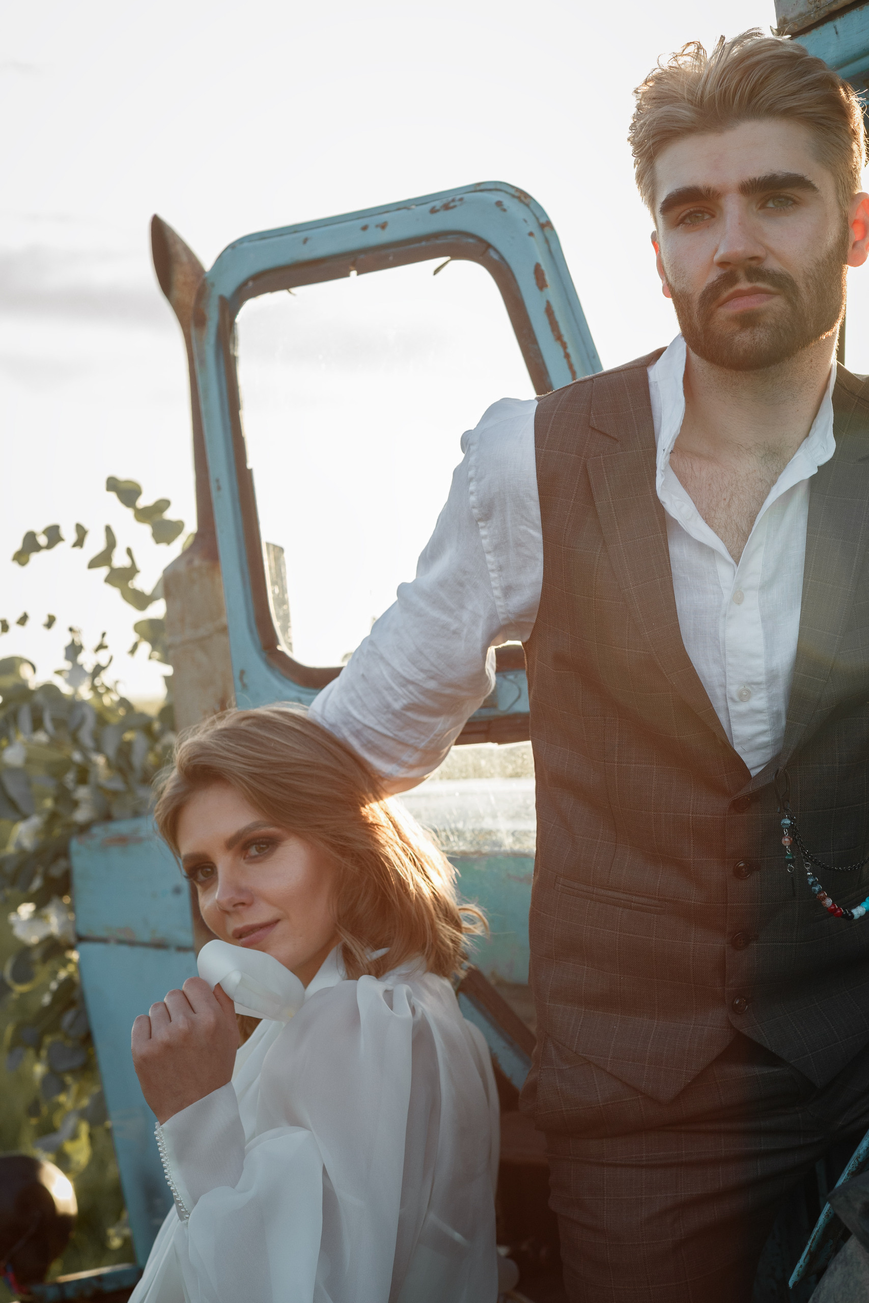 Стилизованная фотосессия молодой пары на закате