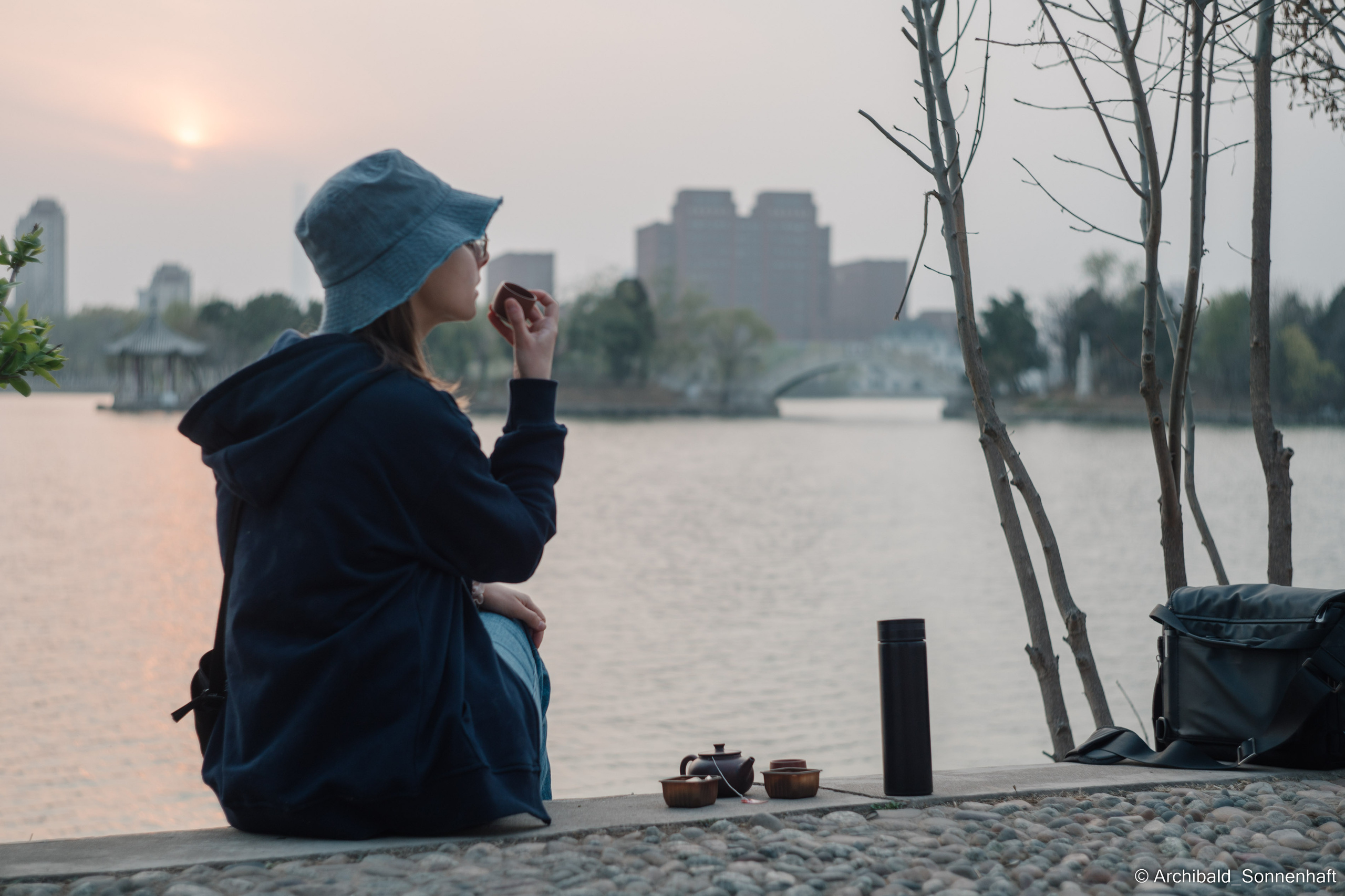 Park, tea and cats. Photographer in Guangzhou, China. Archibald Sonnenhaft