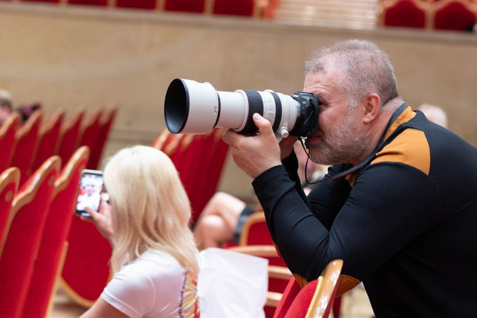 Это я фотографирую на Благотворительном съезде в Храме Христа Спасителя в 2025 году