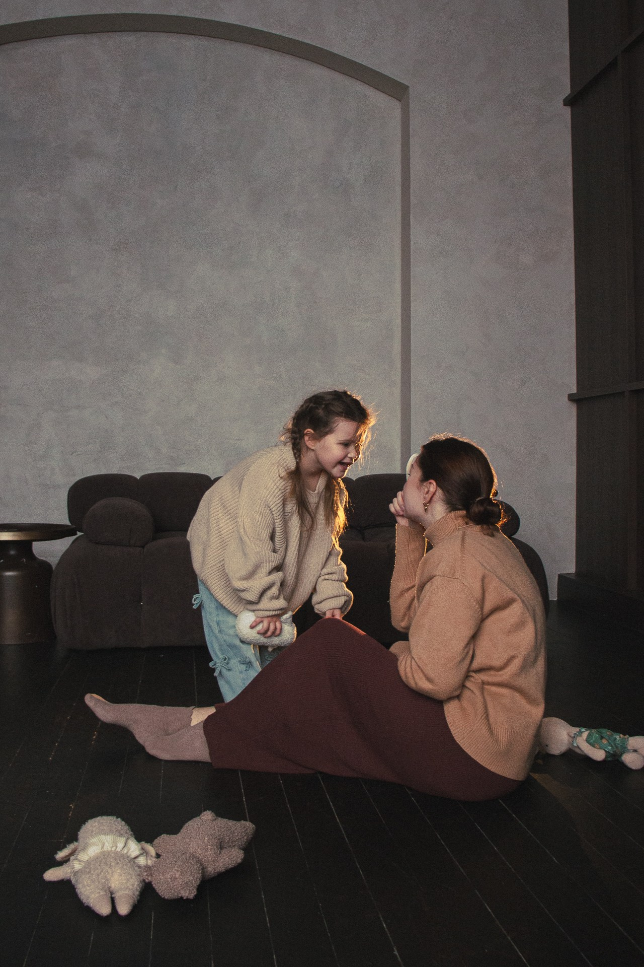 Мама и ребёнок играют на полу дома