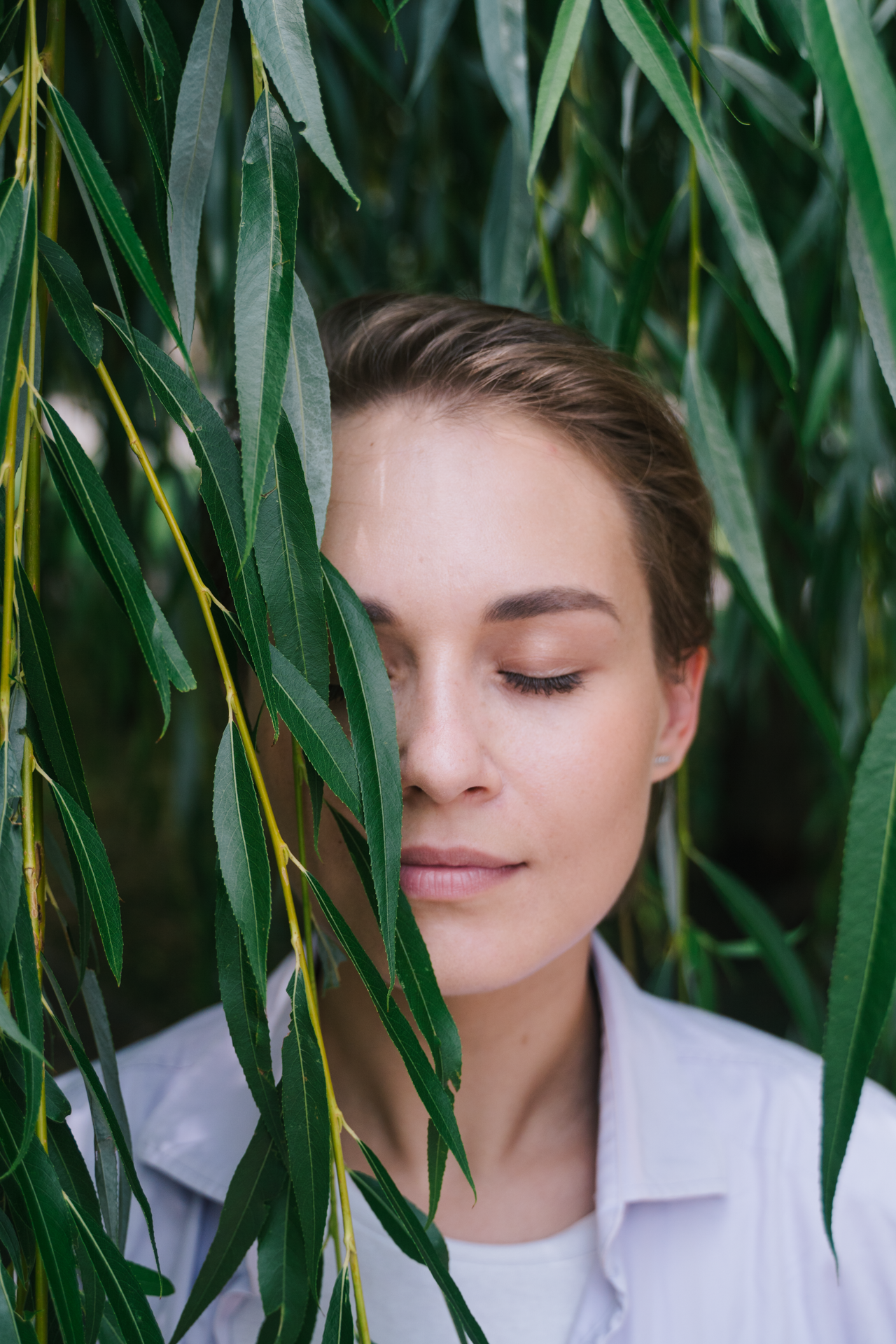 Фотопортрет девушки в листве