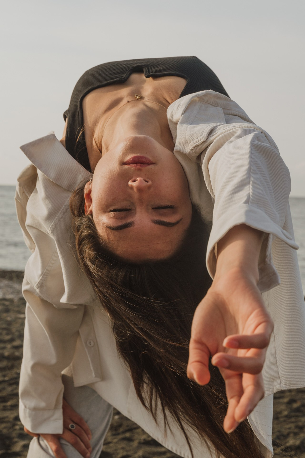 Портретный снимок девушки в не обычной позе