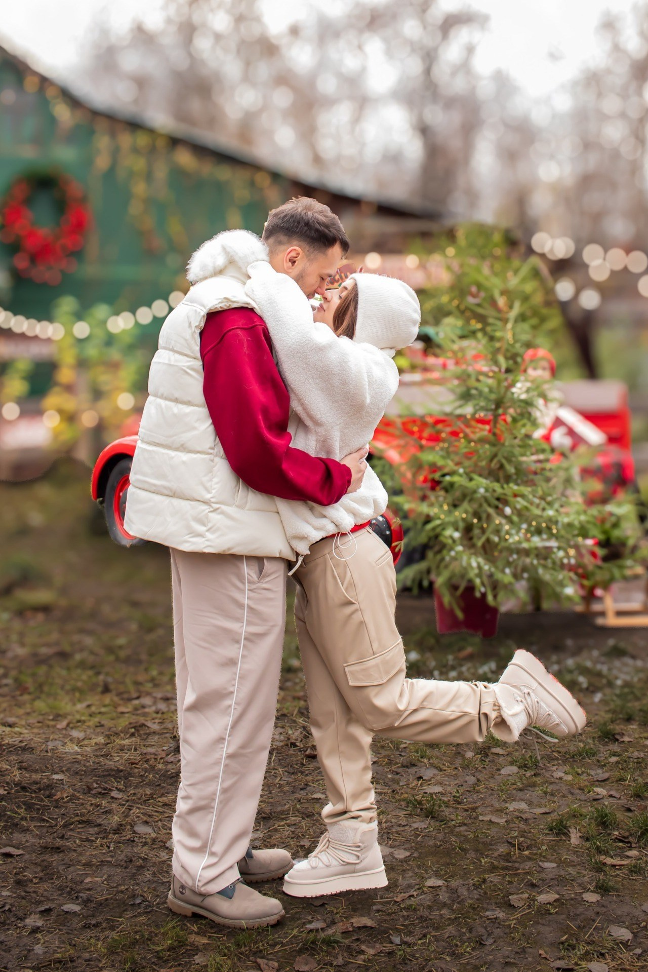 Зимняя Love Story с поцелуем на новогодней ярмарке — фотограф Карасёва Елена
