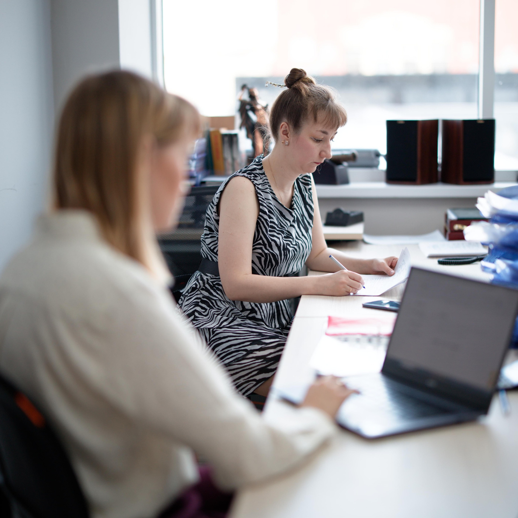 Девушки занимаются финансовым анализом