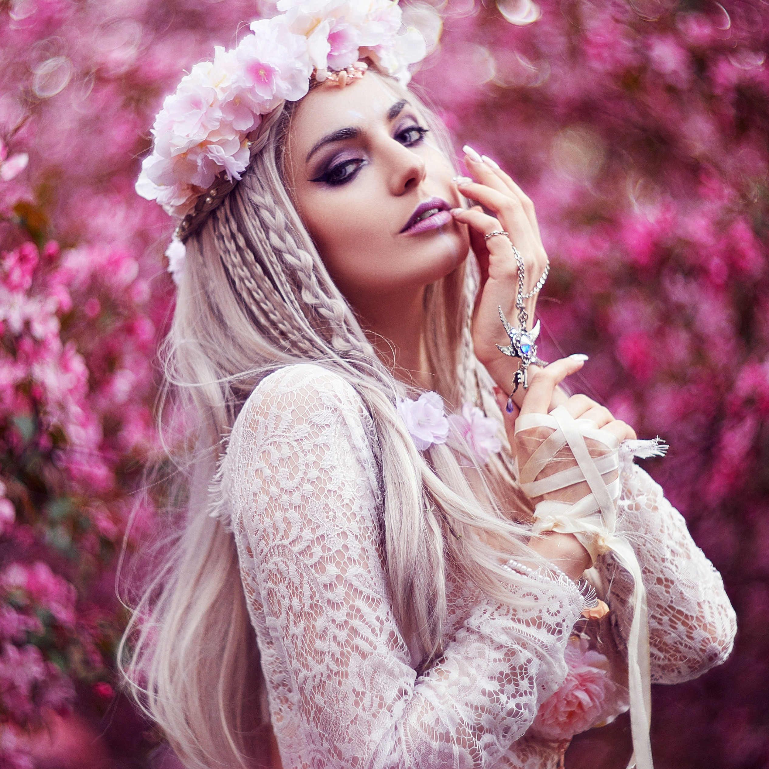 Фотограф проводит фотосессию для девушки по подарочному сертификату в Москве