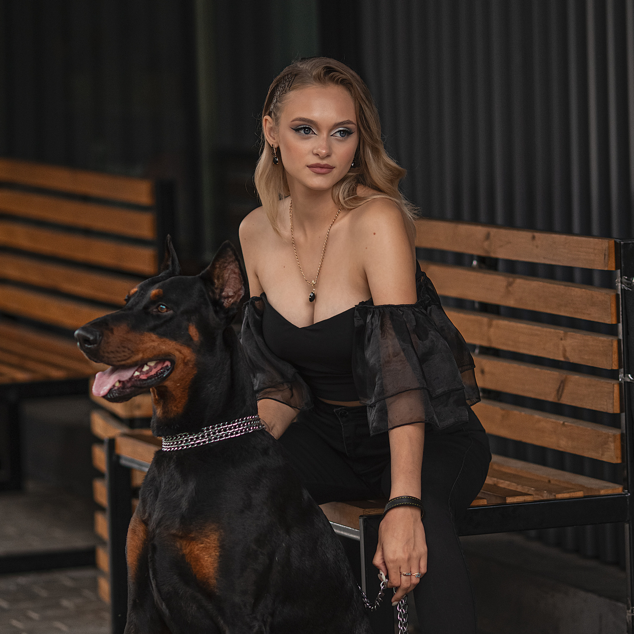 девушка и доберман