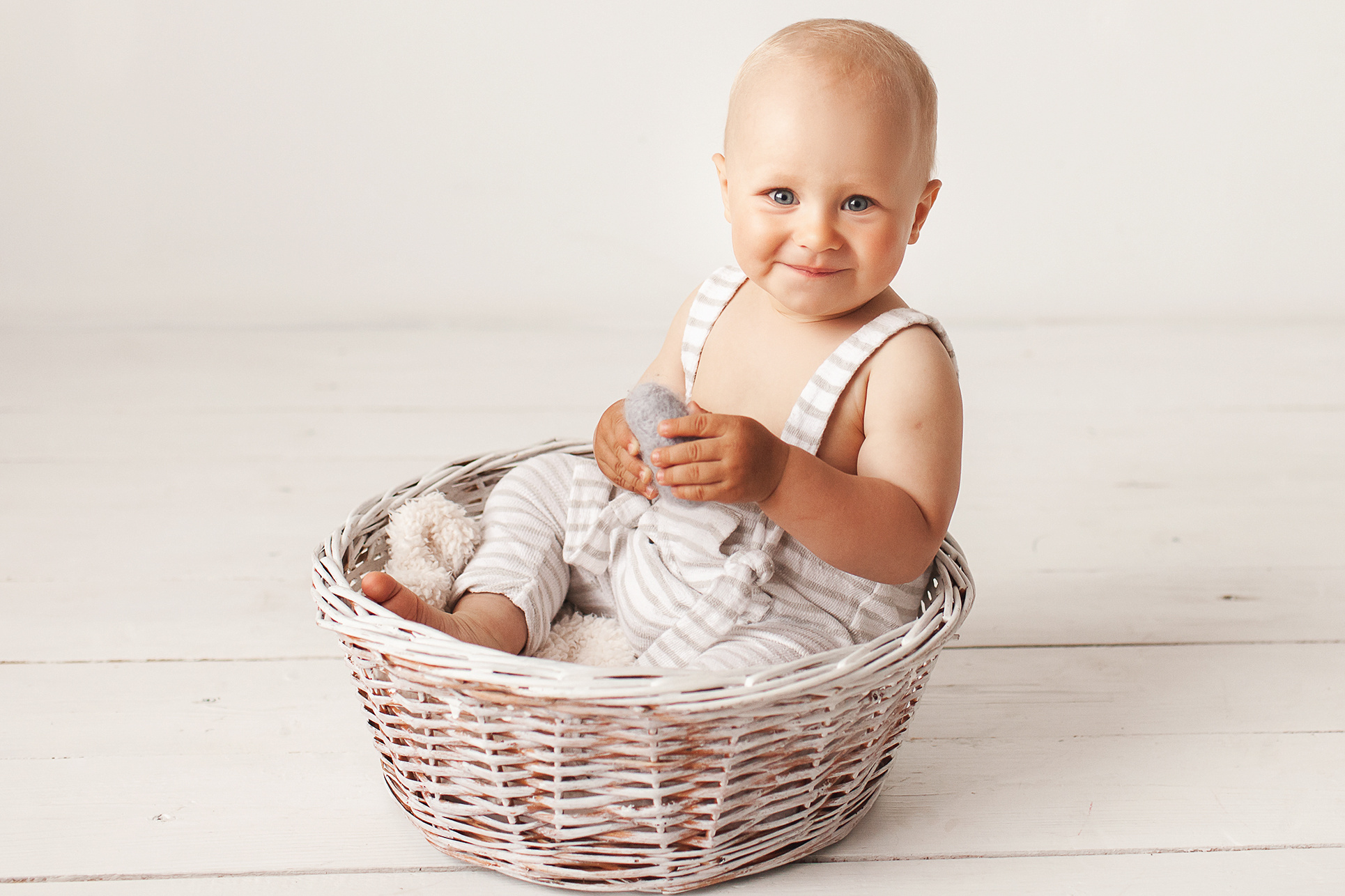 Первый день рождения малыша с тортиком и флажками. Детский фотограф в Самаре