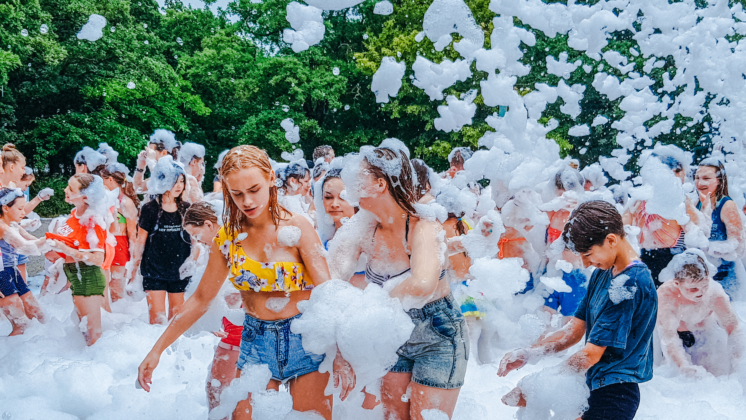 Пенная вечеринка в лагере, много пены, дети веселятся