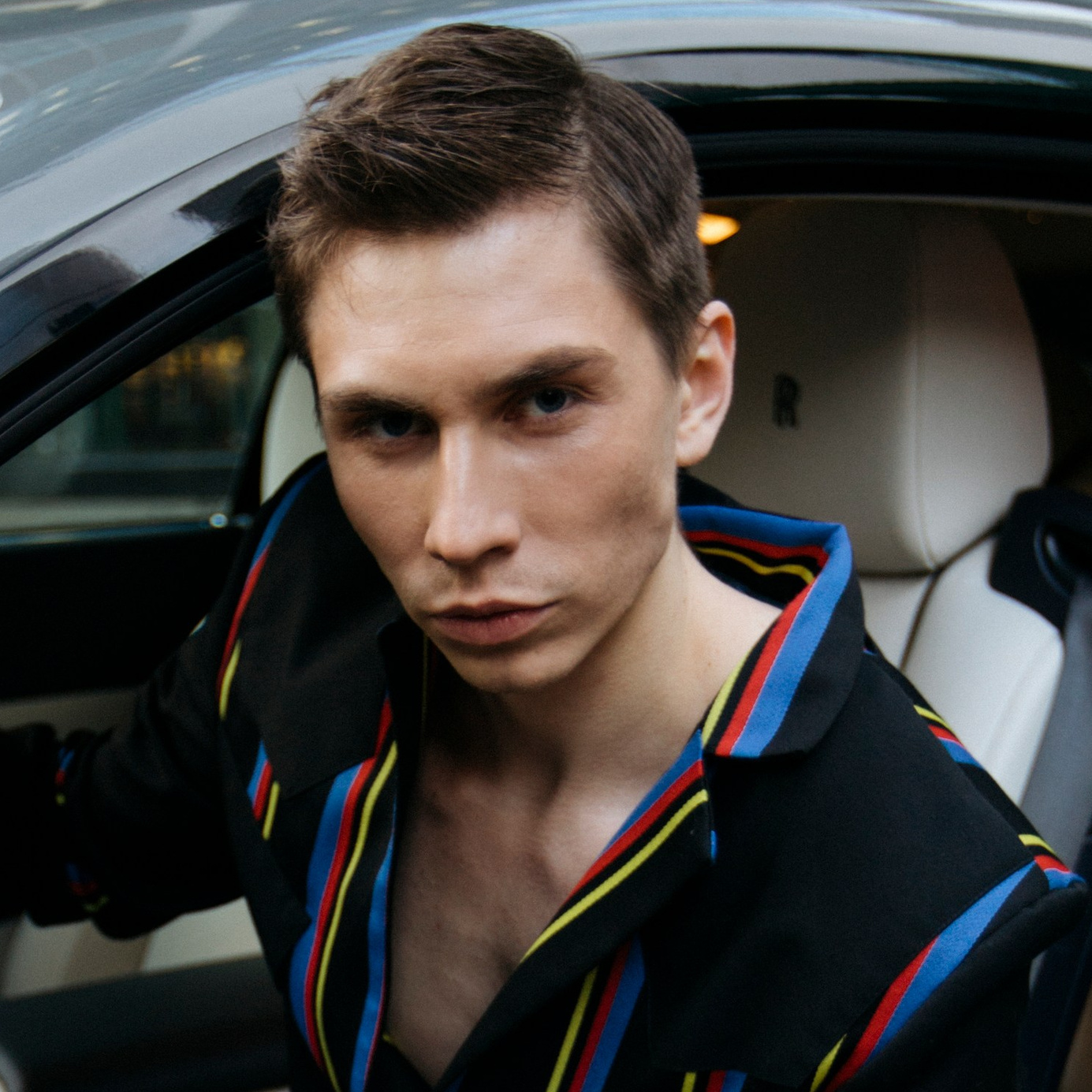 Модель на черном фоне коммерческая съемка