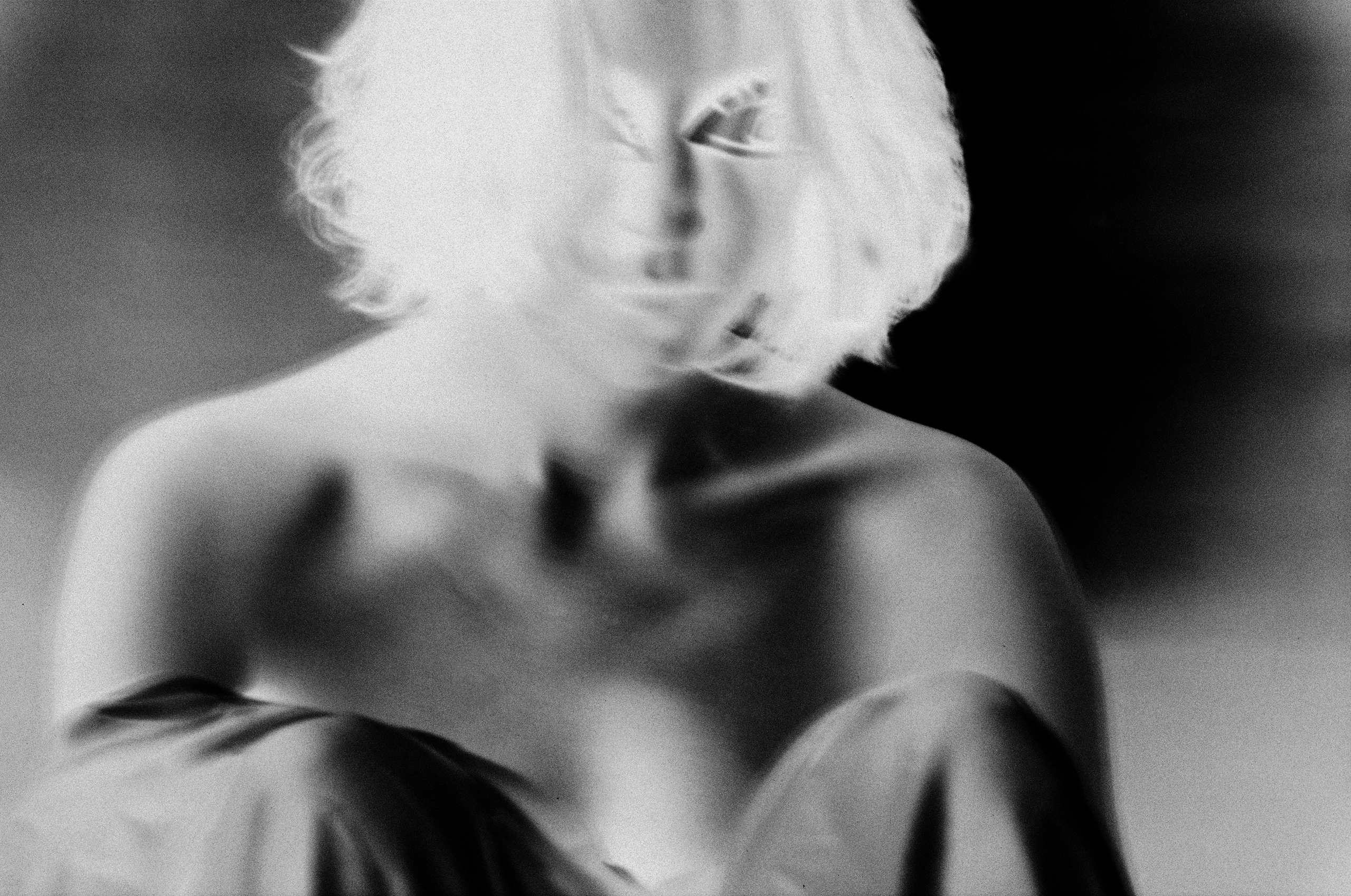 Фотосессия портретная на черно-белую пленку. Пленочный фотограф в Москве. Черно-белая портретная фотосессия в стиле нуар