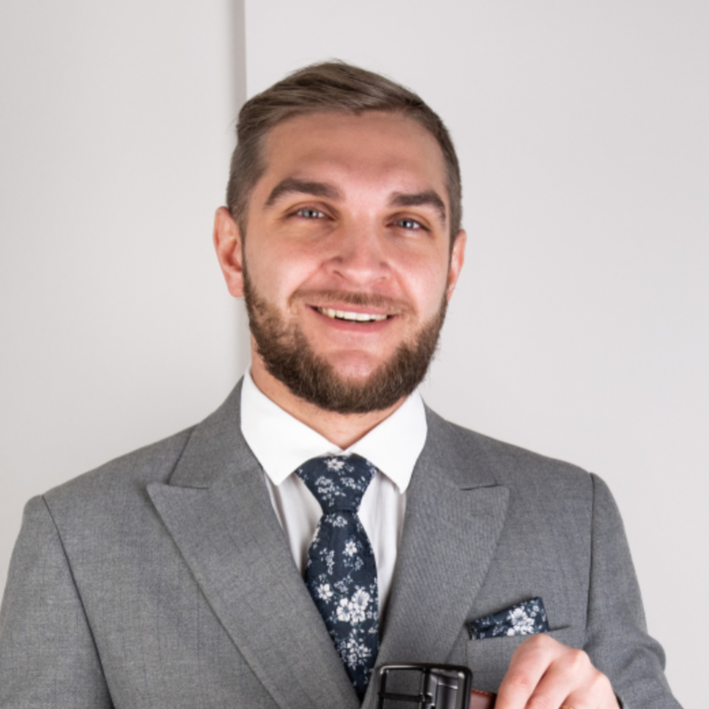 Мужчины модели для съемок товаров для маркетплейсов в Казани.