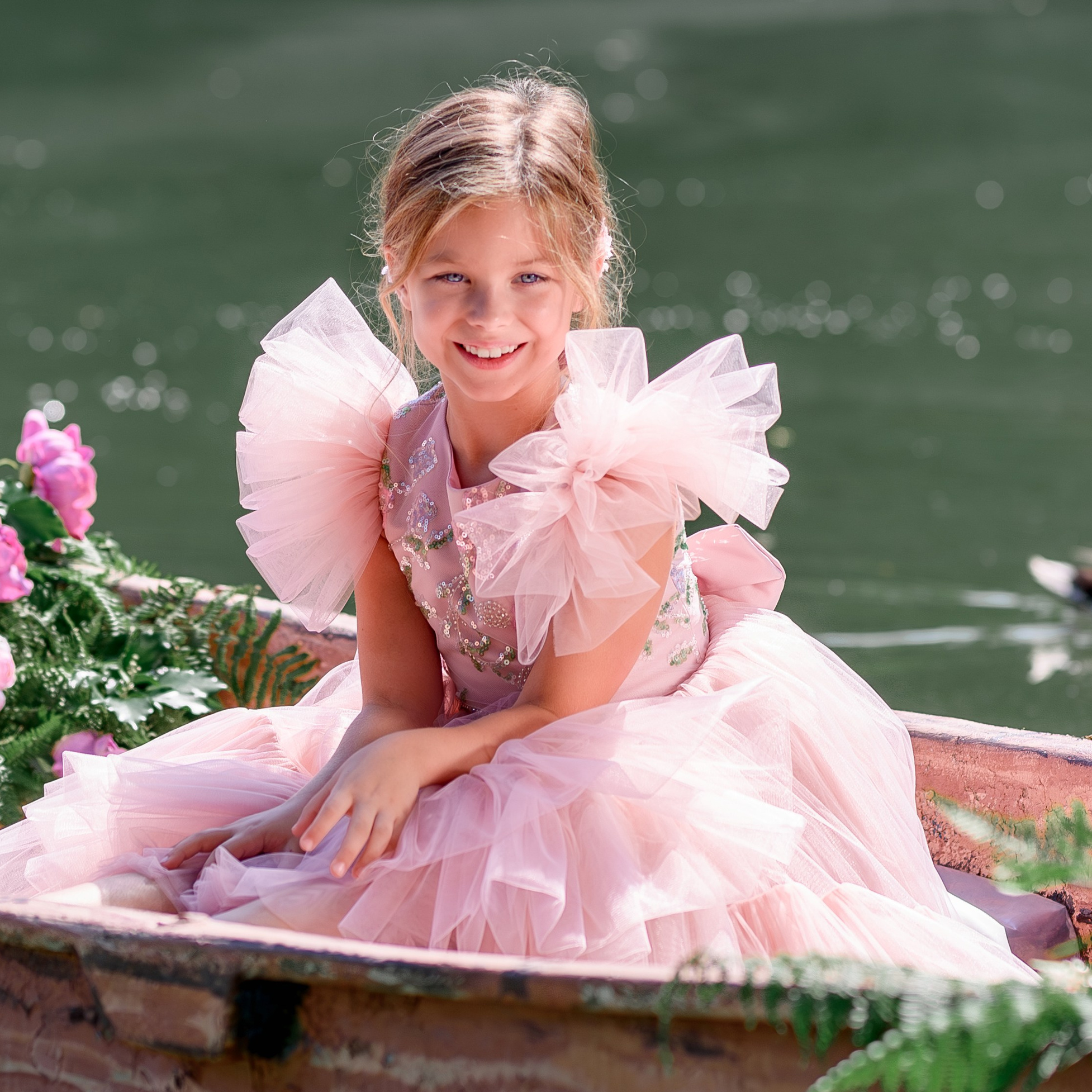 девочка в цветочной лодке, цветочная лодка, фотосессия в сочи, детская фотосессия в сочи, фотопроект в сочи, детский фотопроект в сочи