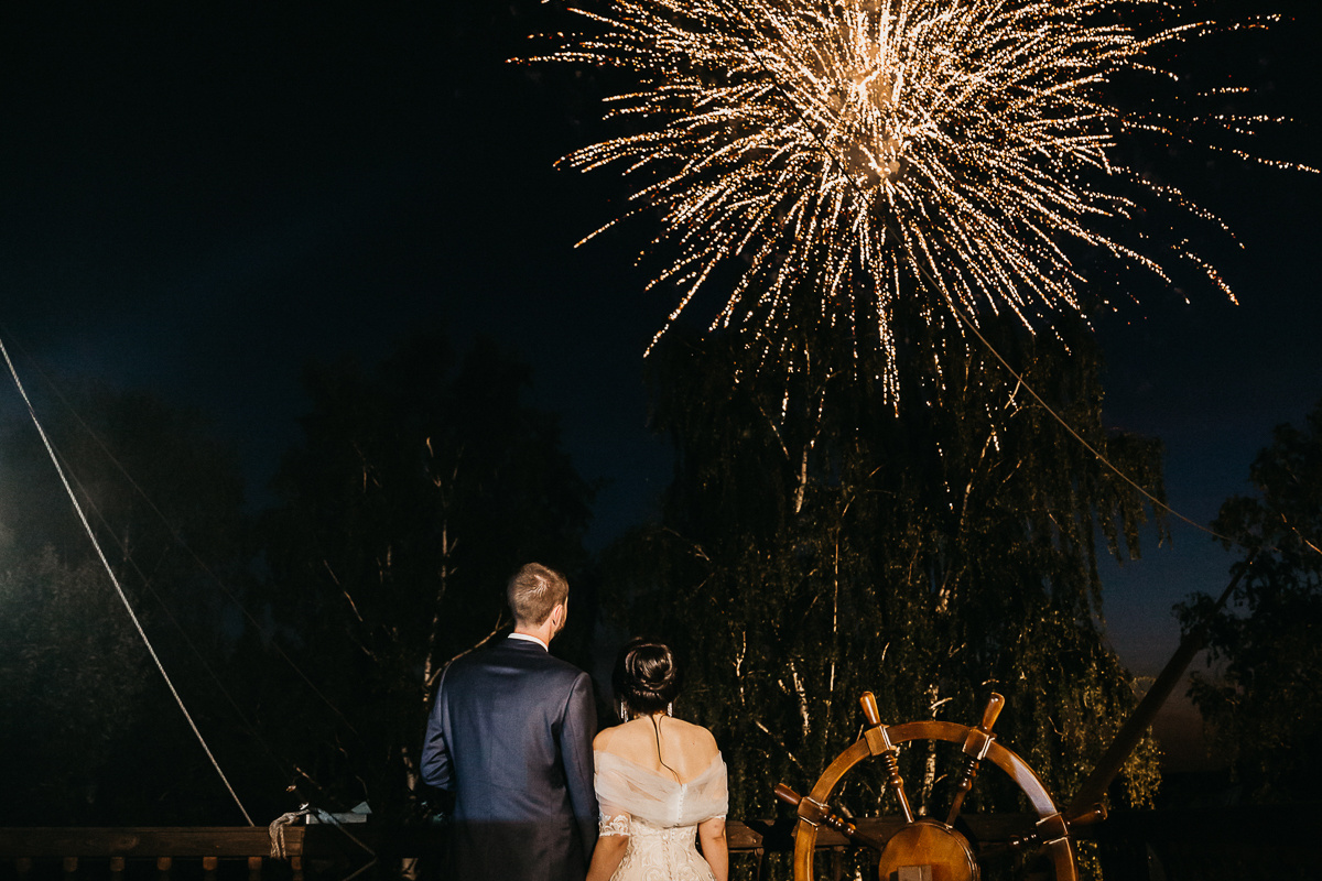 Салют или пиротехническое шоу на свадьбе. Банкетный комплекс и свадебное агенство "Александр Грин"