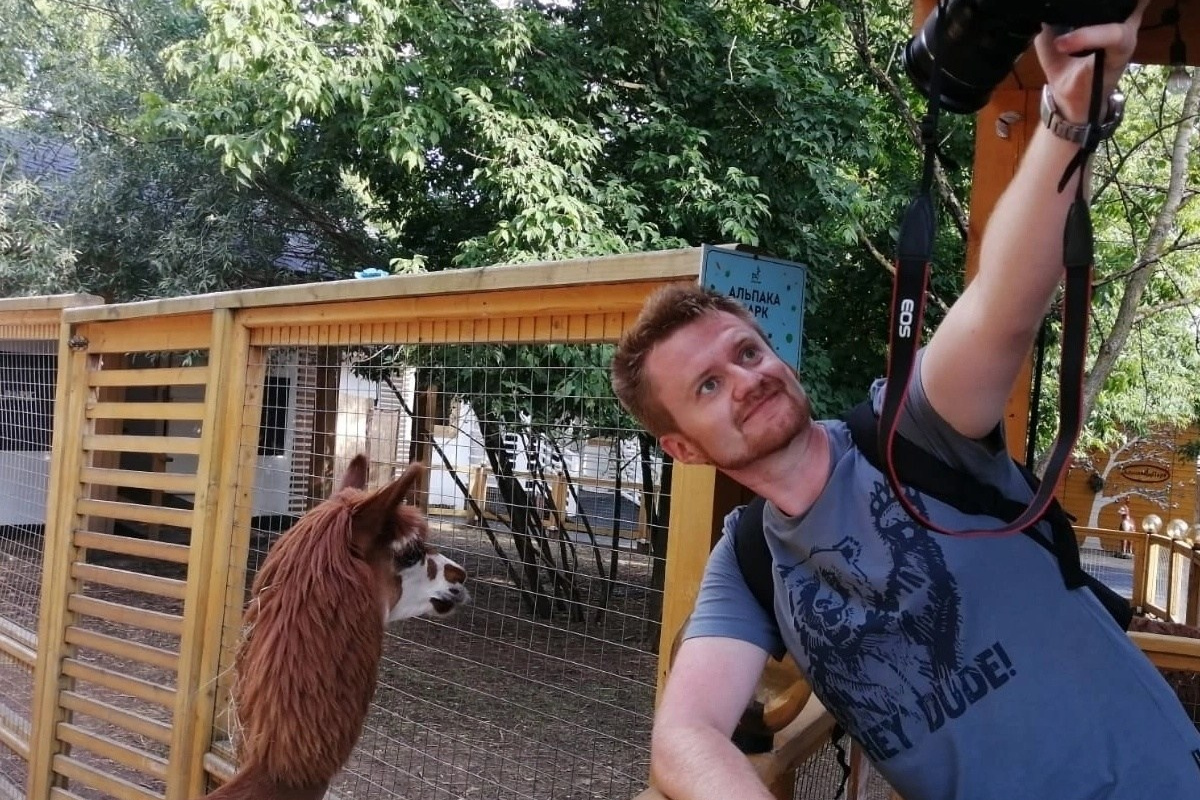 Кирилл Ситнов с фотоаппаратом в московском зоопарке