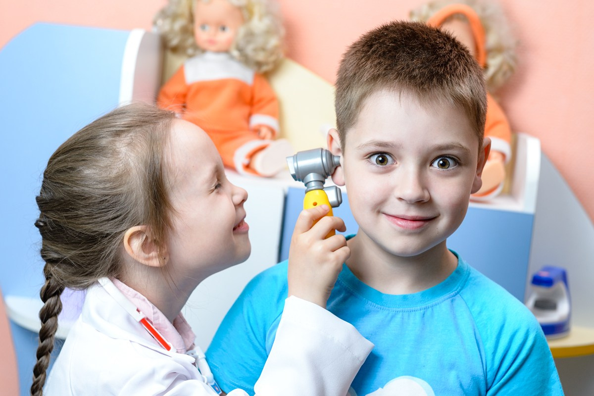 дети в детском саду играют во врача и пациента