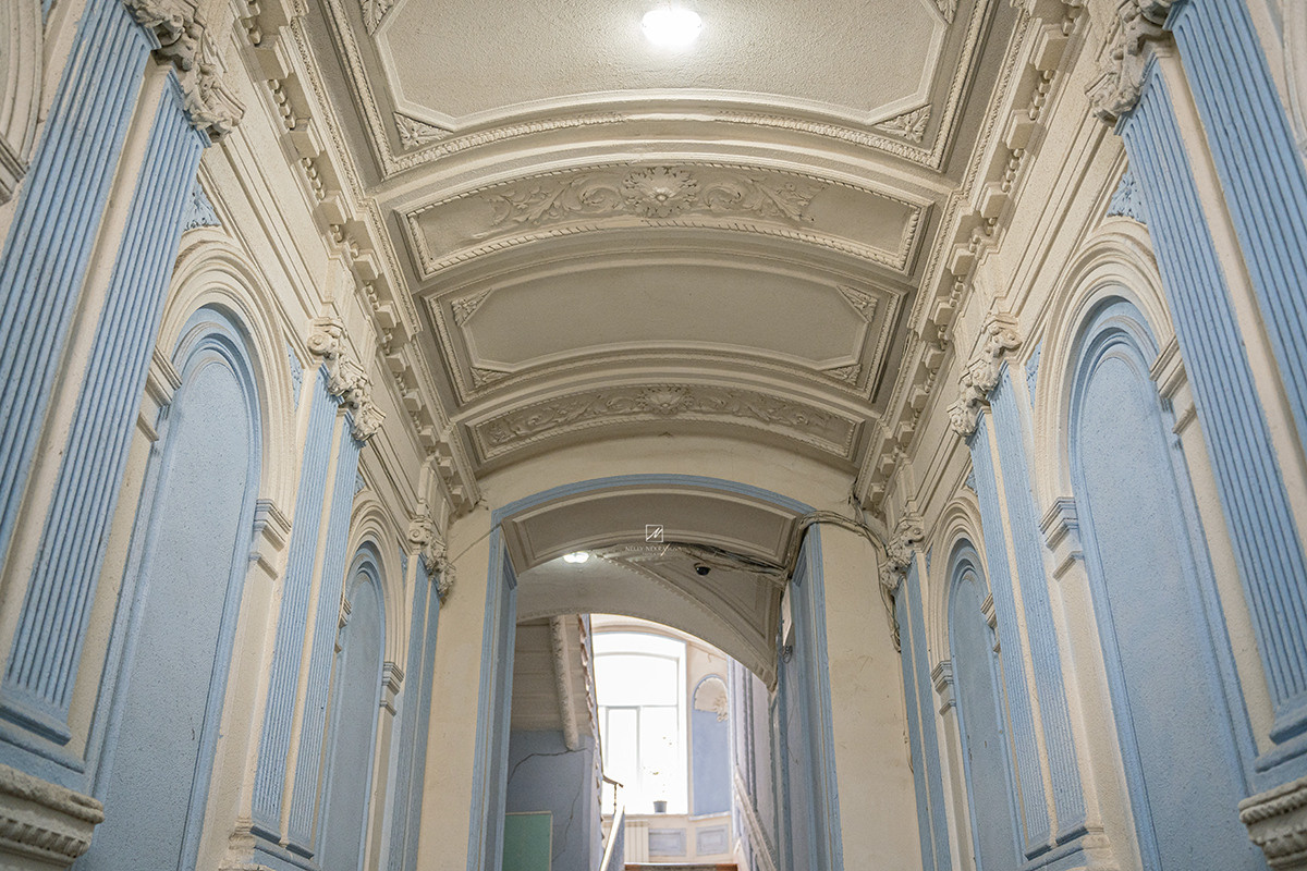 Голубая парадная в районе Чернышевской. Фотограф и искусствовед в Туле и Санкт-Петербурге Нелли Некрасова