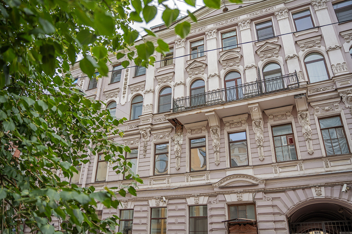 Голубая парадная в районе Чернышевской. Фотограф и искусствовед в Туле и Санкт-Петербурге Нелли Некрасова