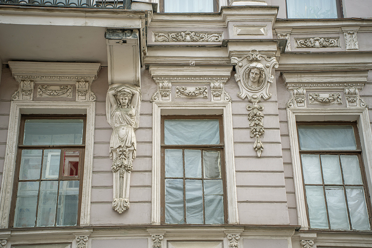 Голубая парадная в районе Чернышевской. Фотограф и искусствовед в Туле и Санкт-Петербурге Нелли Некрасова