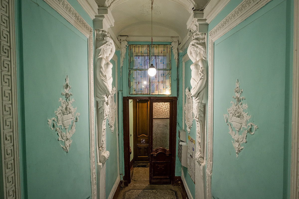 Парадная с кариатидами в переулке Ульяны Громовой. Фотограф и искусствовед в Туле и Санкт-Петербурге Нелли Некрасова