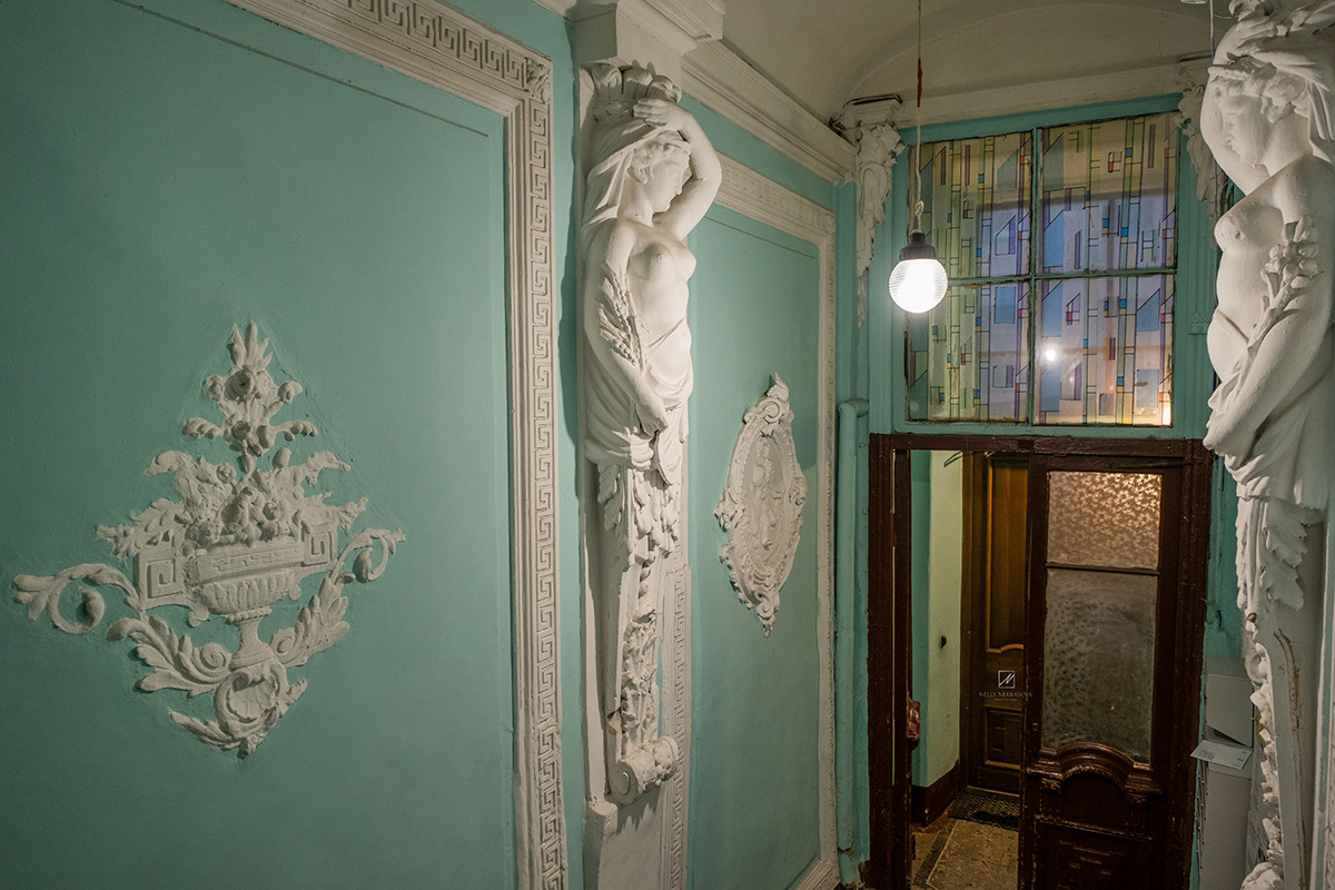Парадная с кариатидами в переулке Ульяны Громовой. Фотограф и искусствовед в Туле и Санкт-Петербурге Нелли Некрасова
