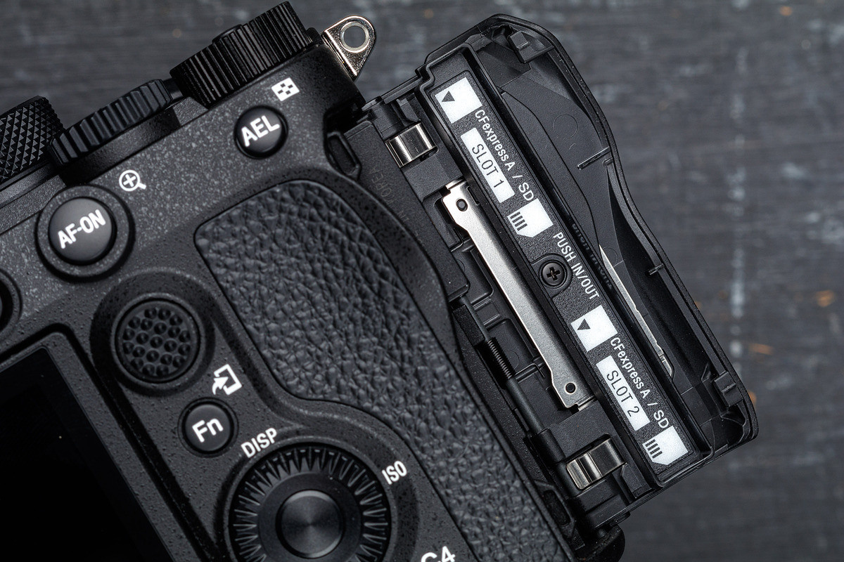 Новая карта Sony CFexpress Type A емкостью 640 ГБ является самой емкой. Фотограф — видеограф в Москве Дмитрий Менделеев