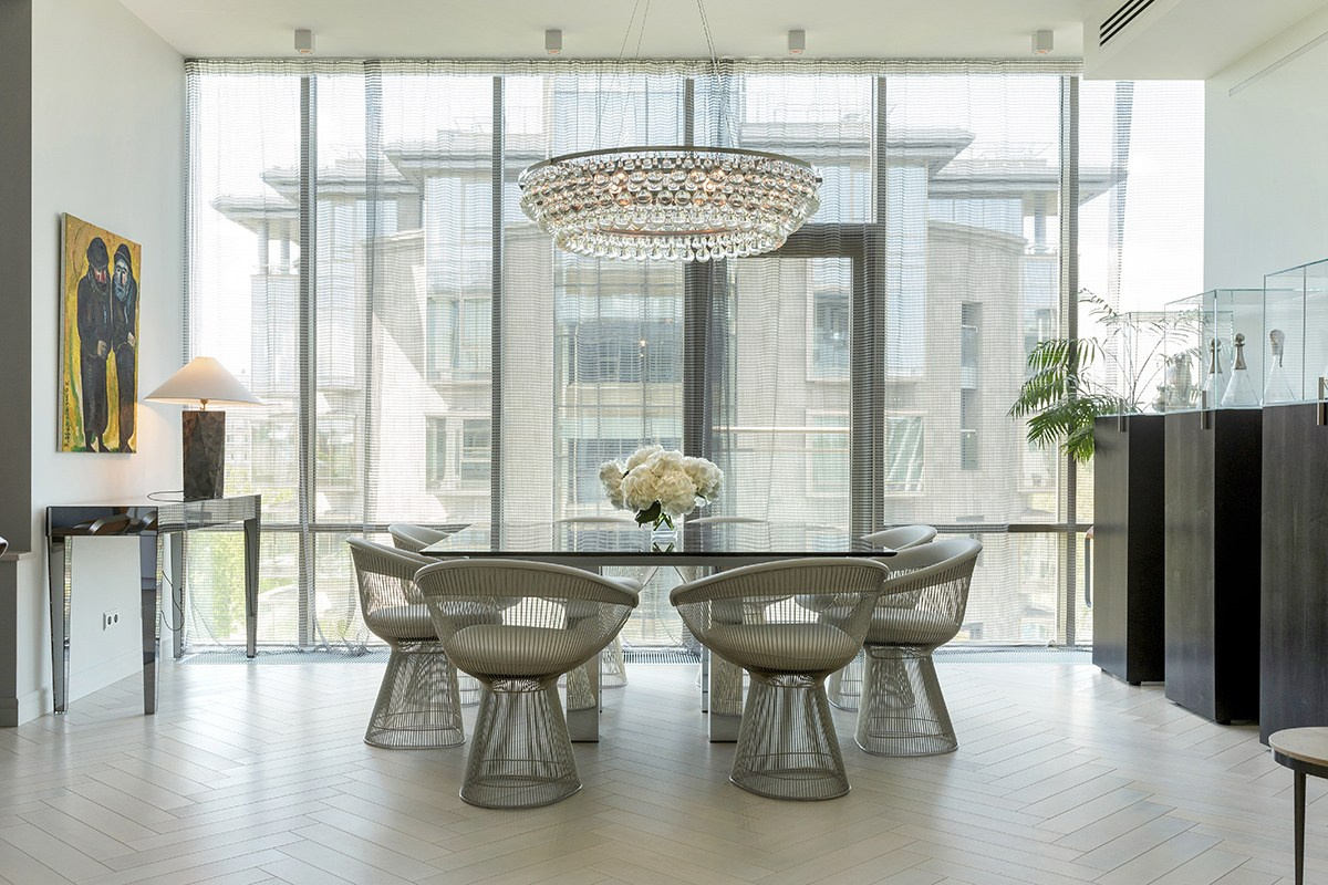 элитный дизайн в Санкт-Петербурге: столовой в светлых тонах со стеклянным столом