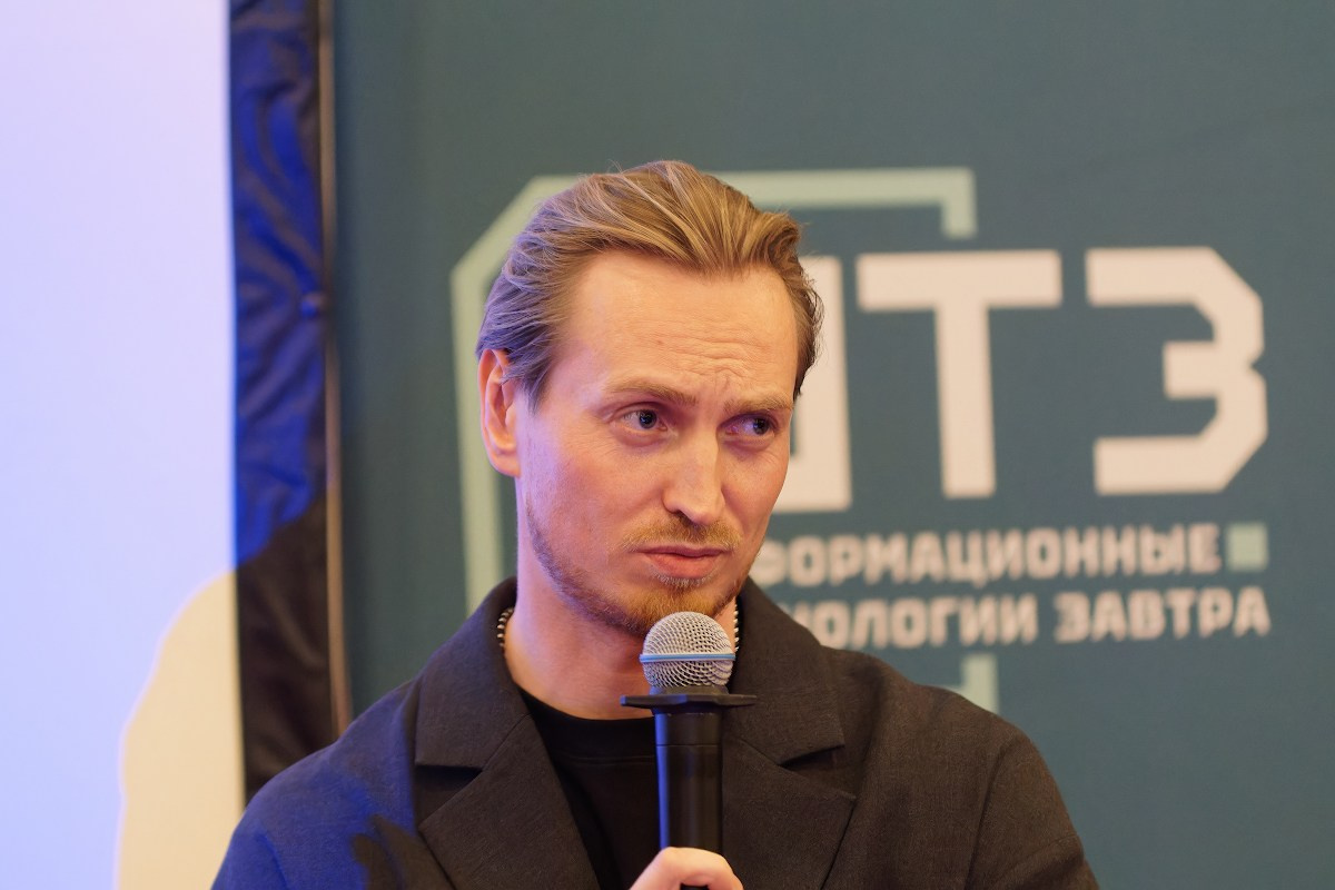 Экспертный портрет спикера на фоне презентации и LED-экрана в тематическом зале CNews