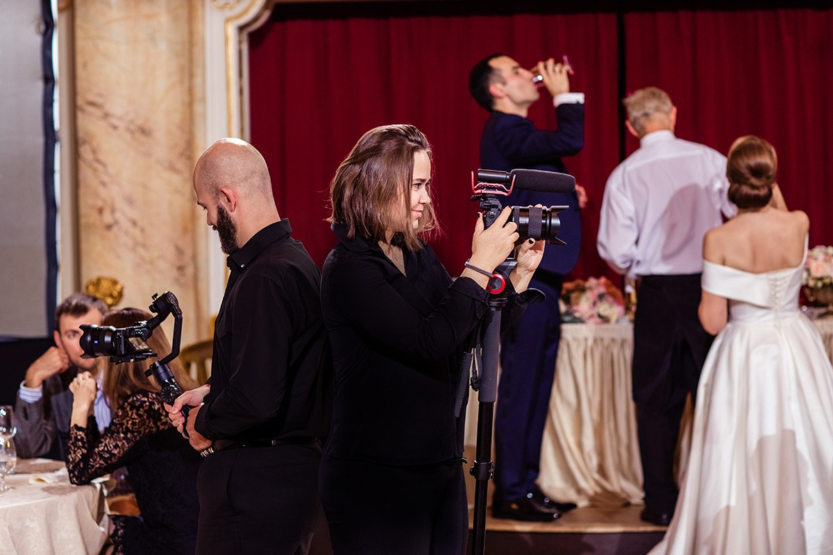 свадебный фотограф и видеограф работают вместе на церемонии