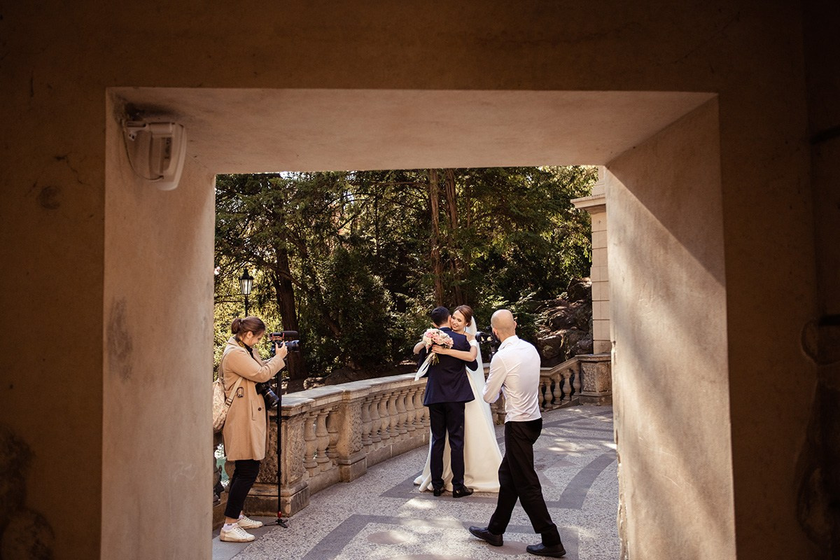 свадебная фотосъемка и видеосъемка пары на прогулке