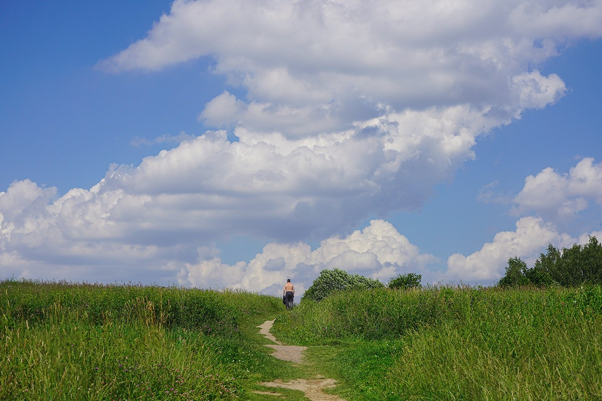Авторская фотография Виктории Лавровой "Дорога в облака", пейзаж с философским подтекстом на фотовыставке "Творческие будни" в Клину
