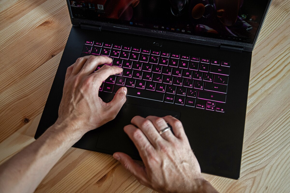 Gigabyte A16: строгий дизайн, нейросети и настоящая мощь. Фотограф в Алматы Артемий Матюнин