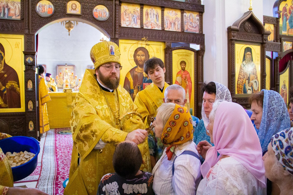 Митрополит Игнатий совершил Божественную литургию в Петропавловском храме. Северное благочиние Саратовской епархии