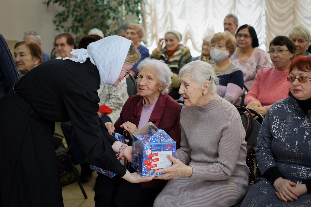 Подопечным центра соцобслуживания вручили рождественские подарки. Северное благочиние Саратовской епархии
