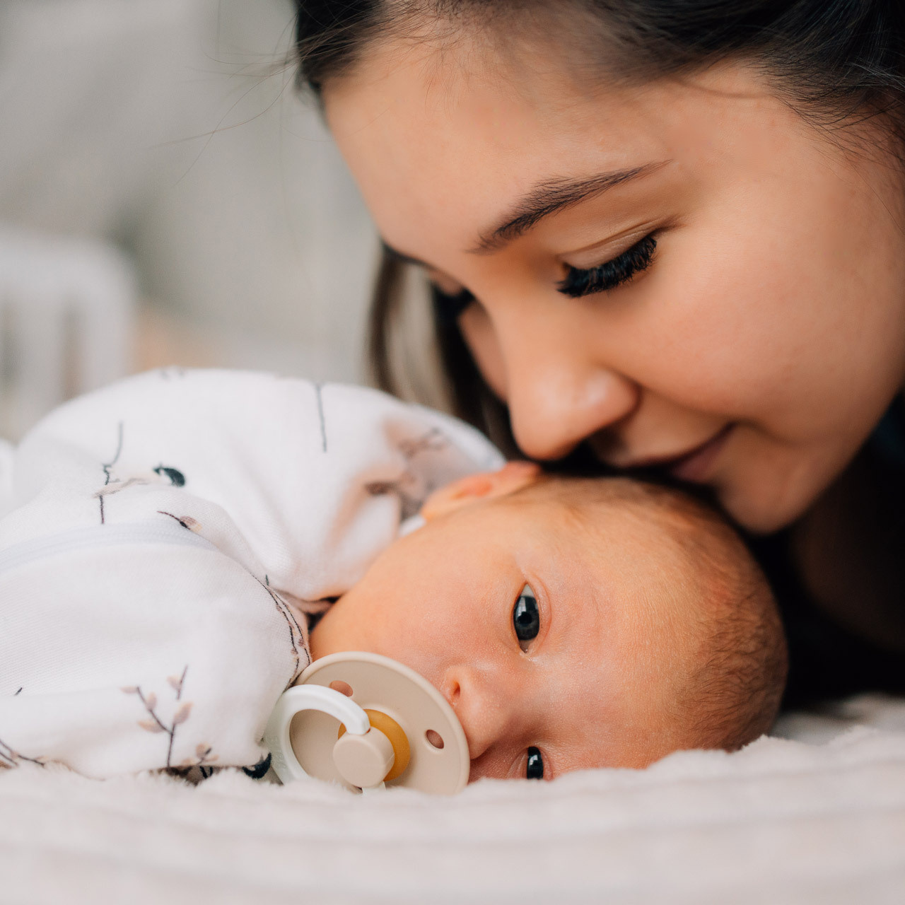 Фотография мамы с новорожденным. Выписка из роддома. Фотосессия на выписку. Фотограф: Андрей Сайфутдинов
