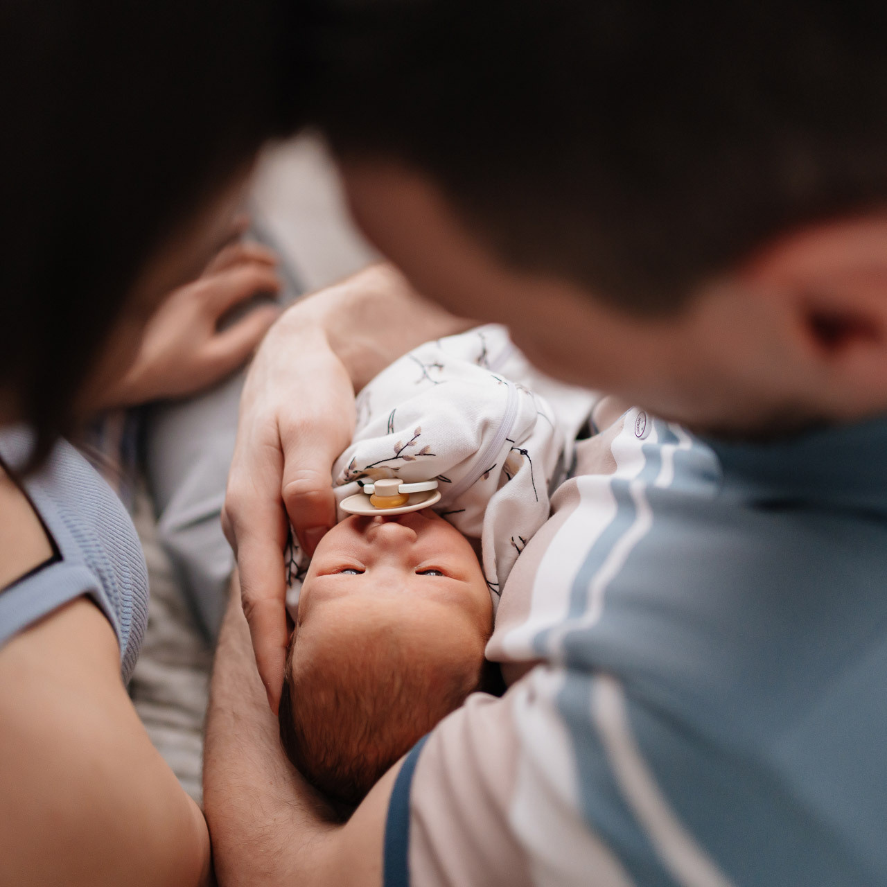 Новорожденный малыш на руках у родителей. Фотограф выписки из роддома: Андрей Сайфутдинов