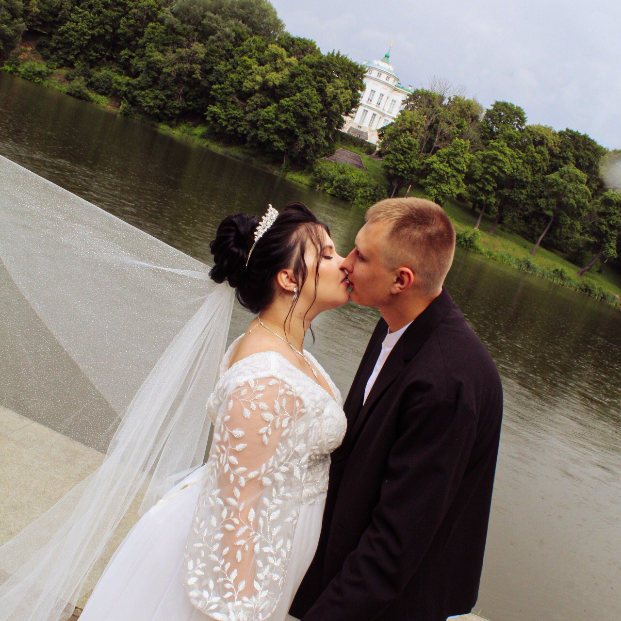 Счастливые праздничные объятия