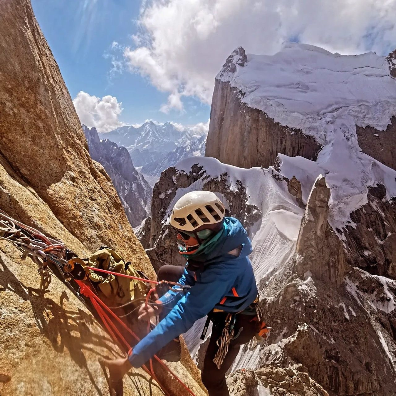 Вечный огонь на Безымянную Башню Транго (6251 м), 600 м, VI, 7b+, A2. Премия Стальной Ангел