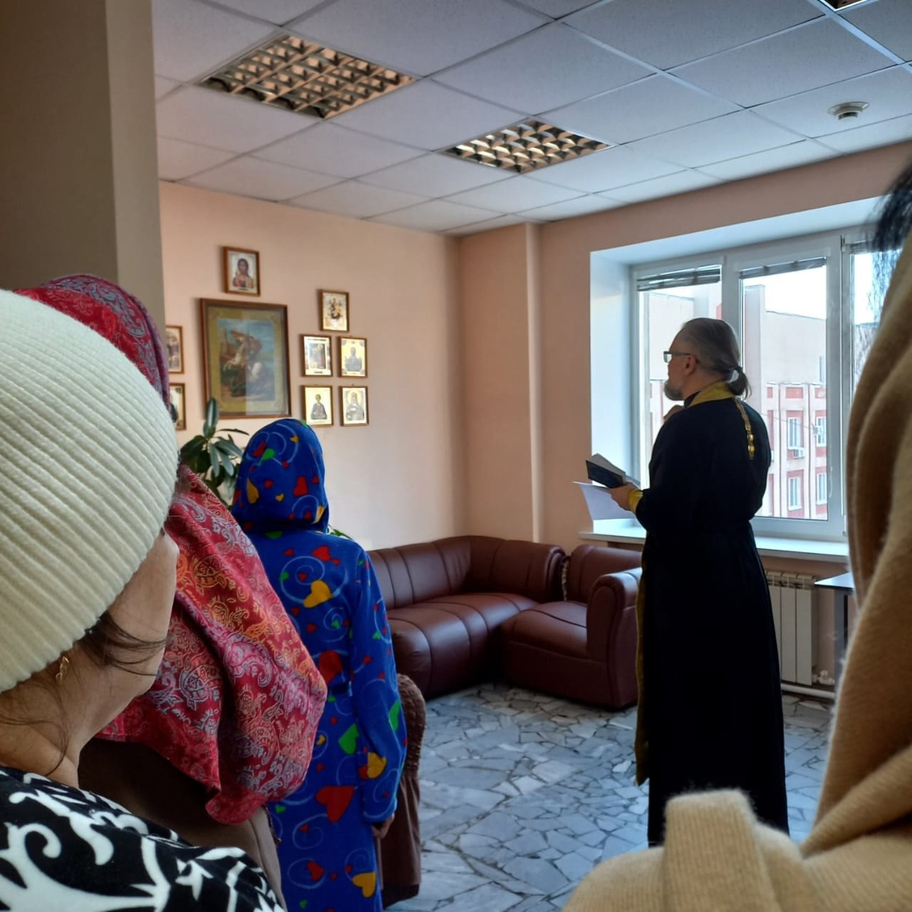 Клирик храма Трех святителей совершил молебен в больнице. Северное благочиние Саратовской епархии