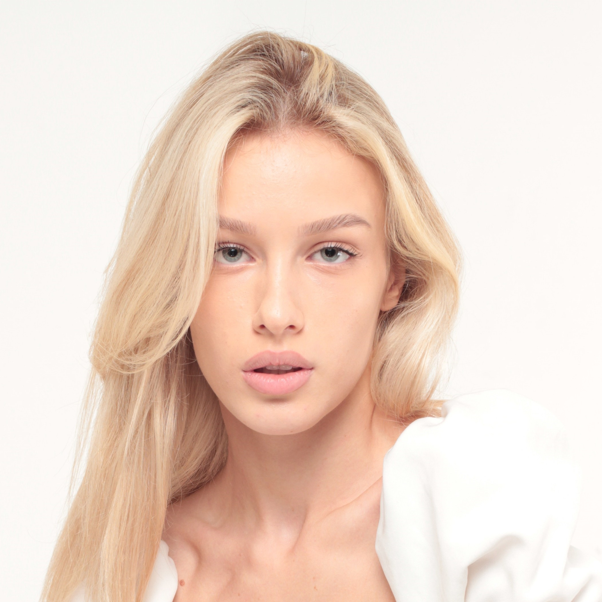 Девушки модели для рекламной предметной съемки в Красноярске